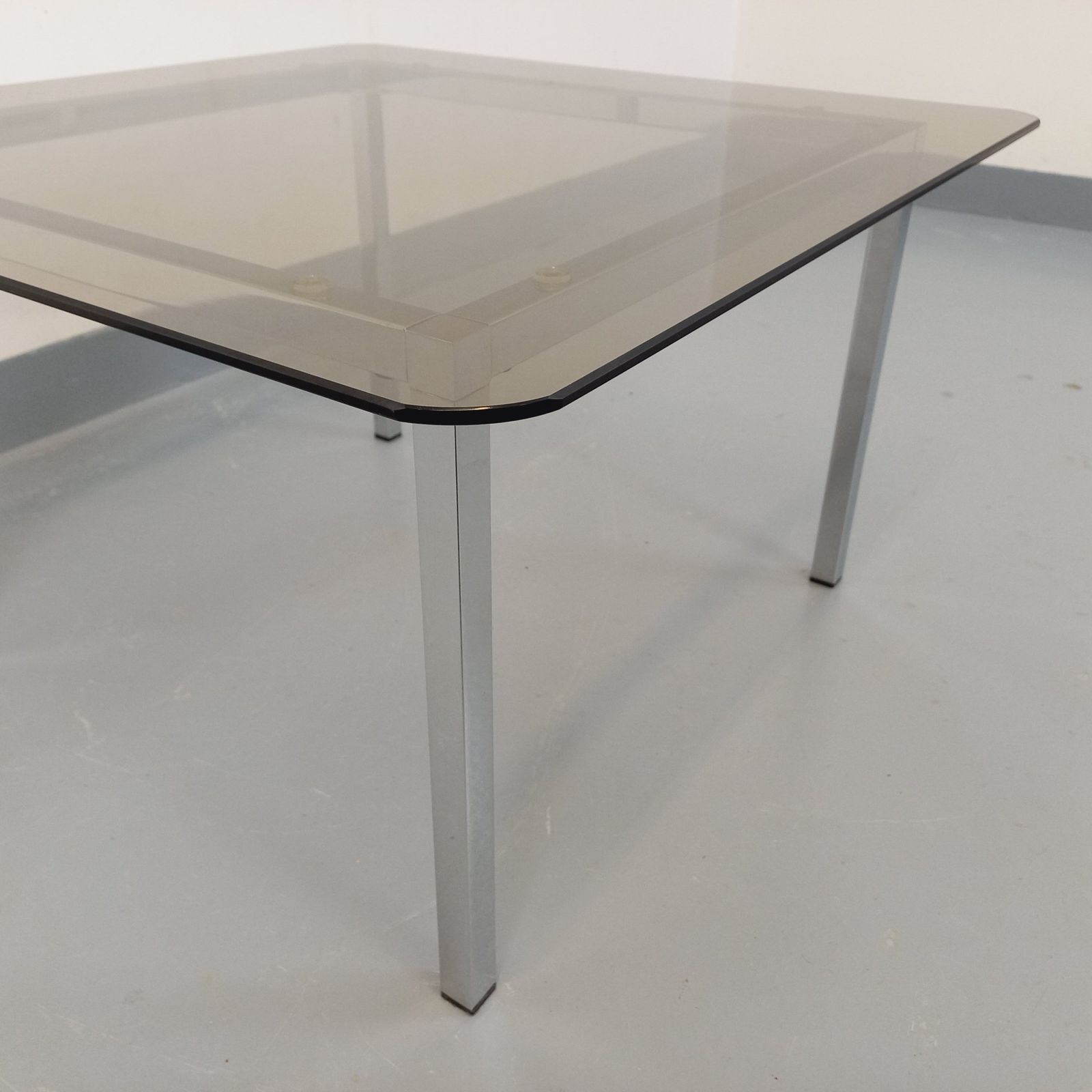 photo vintage Vierkante salontafel in de stijl van Knoll, rookglas en verchroomd metaal