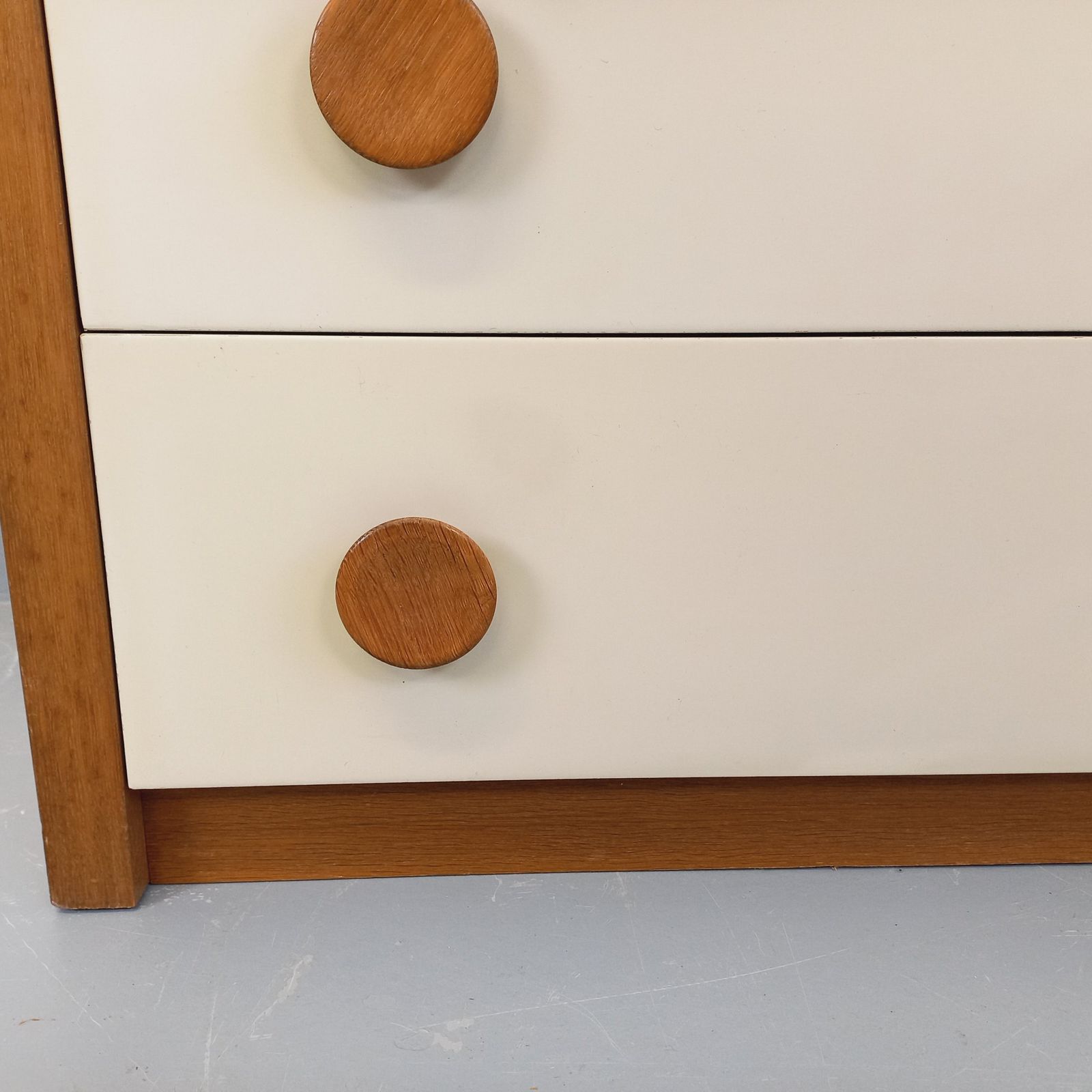 photo vintage Secretaire in eiken en gebroken wit melamine