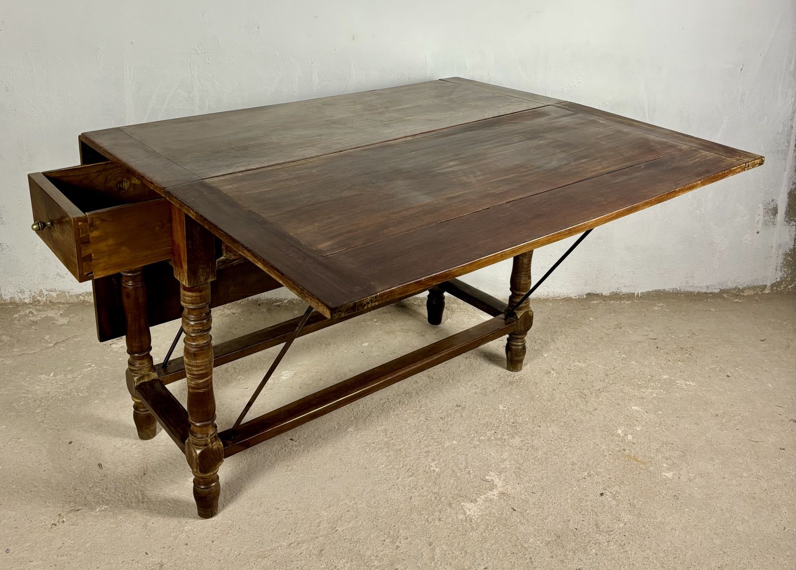 Spaanse houten klaptafel, begin 20e eeuw photo Meubels