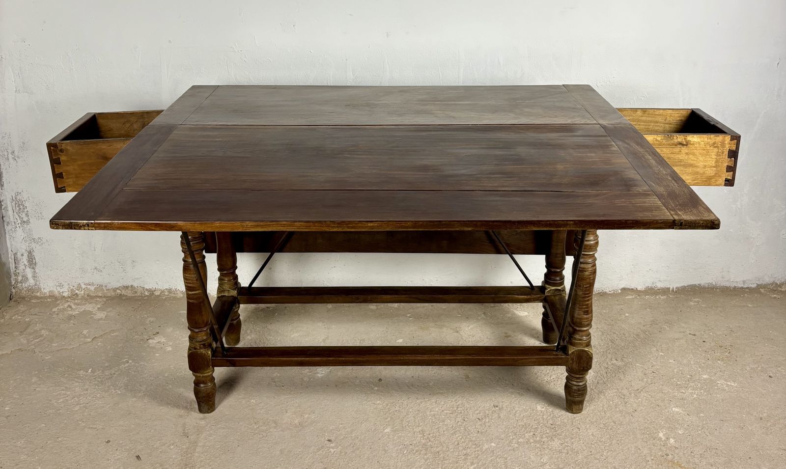 Spaanse houten klaptafel, begin 20e eeuw photo vinterior