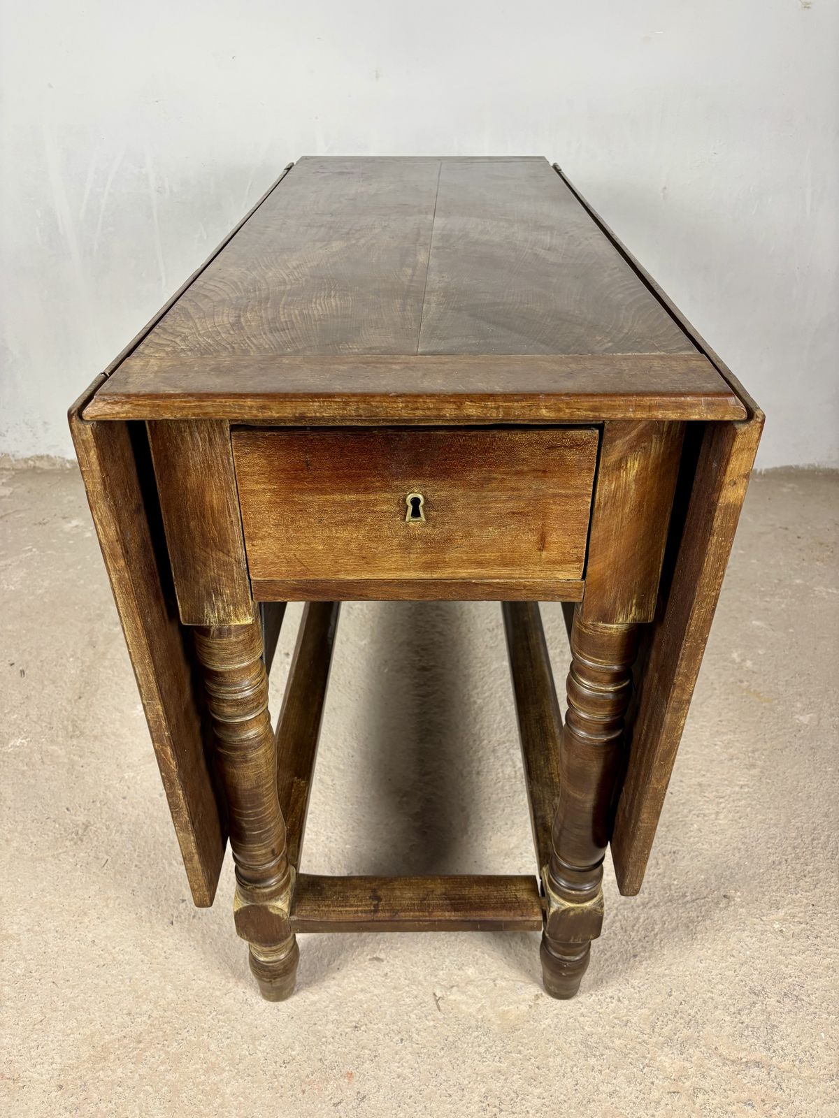 2940.0 Spaanse houten klaptafel, begin 20e eeuw photo