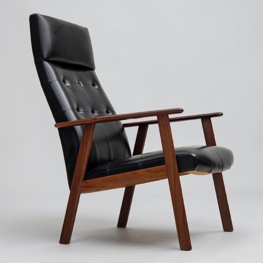 Ca. jaren 1970, Deense fauteuil, zwart kunstleer, teakhout.