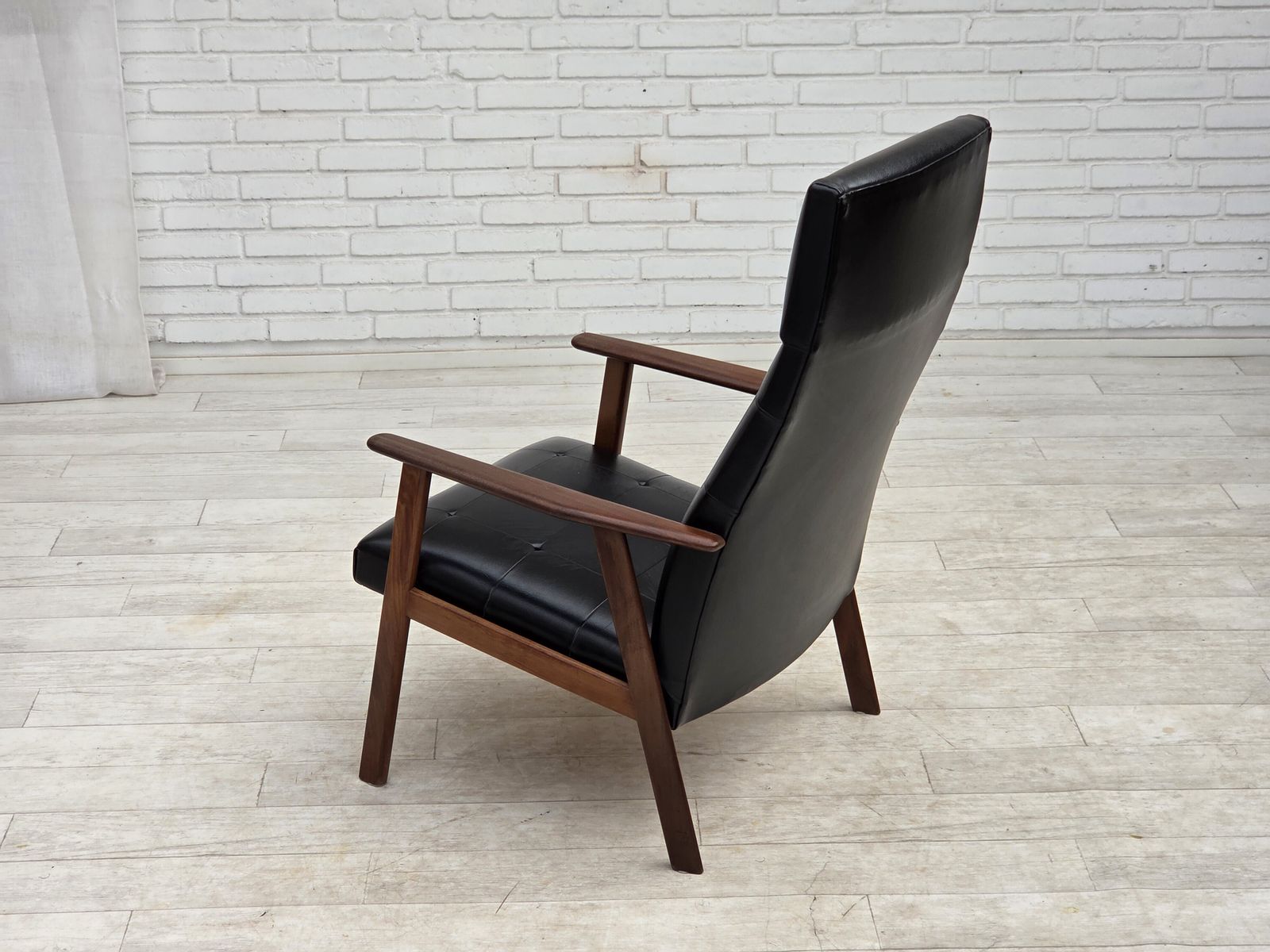 photo vintage Ca. jaren 1970, Deense fauteuil, zwart kunstleer, teakhout.