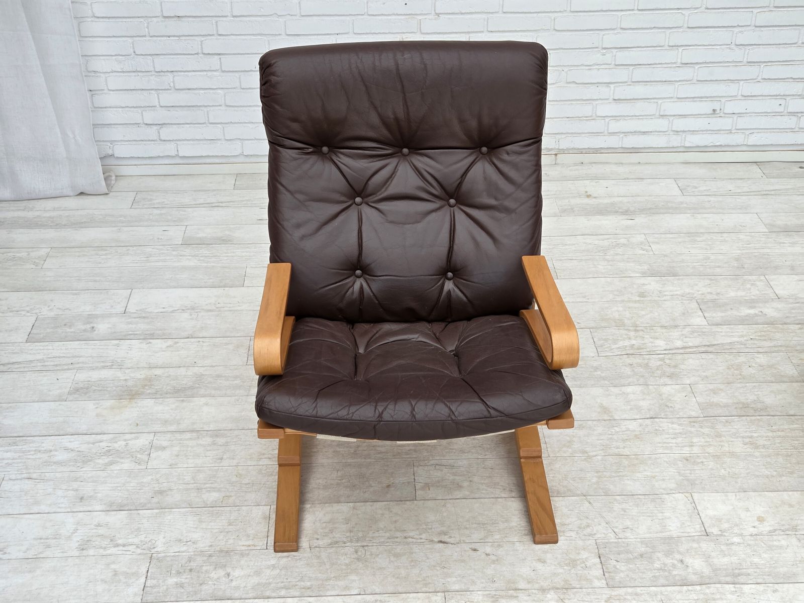 photo furniture Ca. jaren 1970, Noors design van Elsa & Nordahl Solheim, set van stoel met voetenbank.