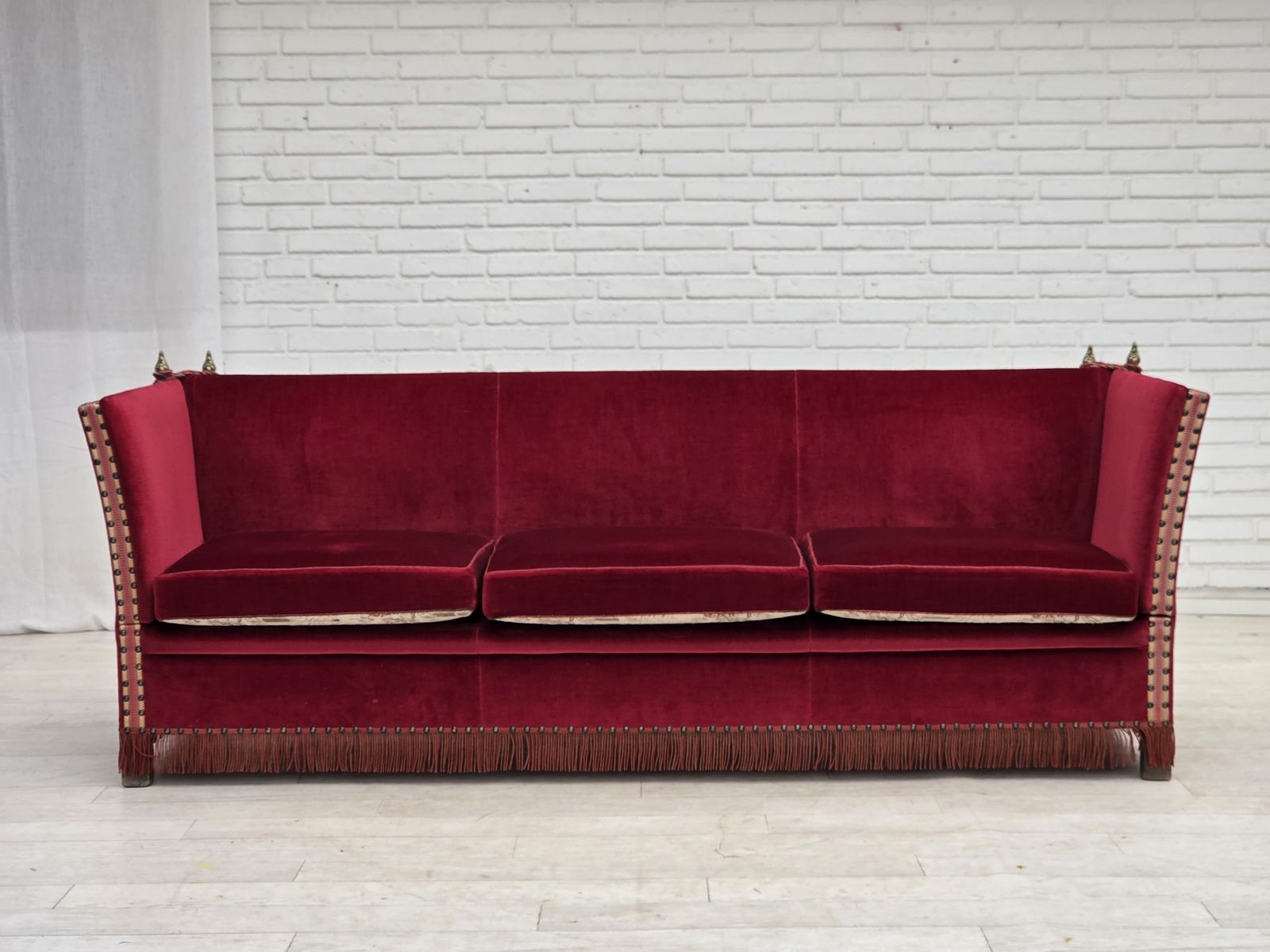 Jaren 1970, Deense 3-zits "Spanish" sofa met neervallende armleuningen, rood meubelvelours.