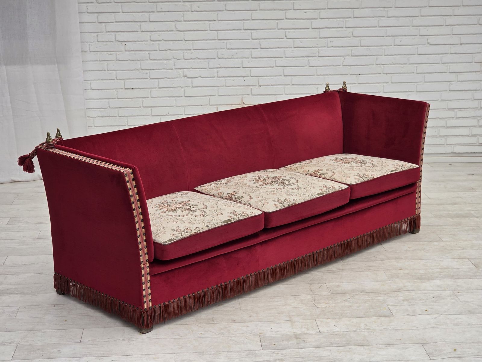 Jaren 1970, Deense 3-zits "Spanish" sofa met neervallende armleuningen, rood meubelvelours. photo for sale