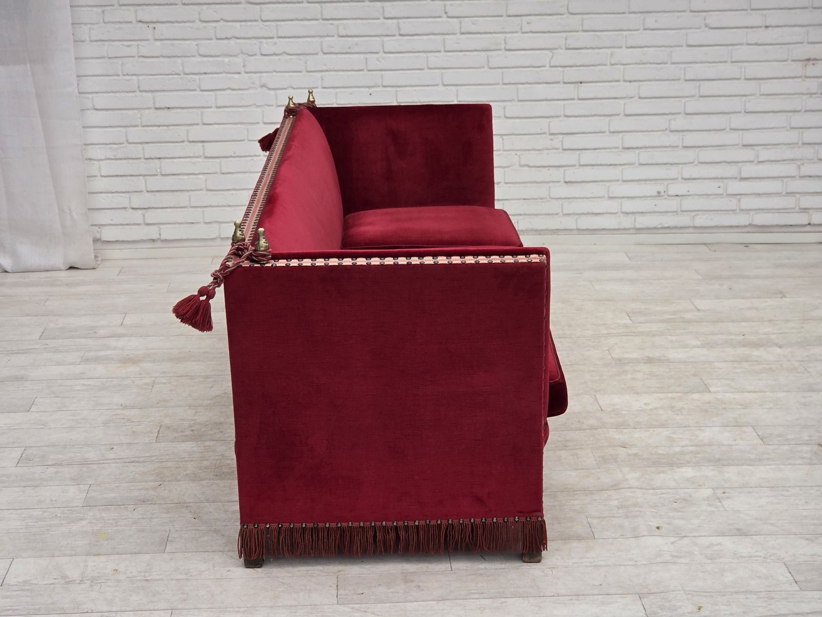Jaren 1970, Deense 3-zits "Spanish" sofa met neervallende armleuningen, rood meubelvelours. photo vintage
