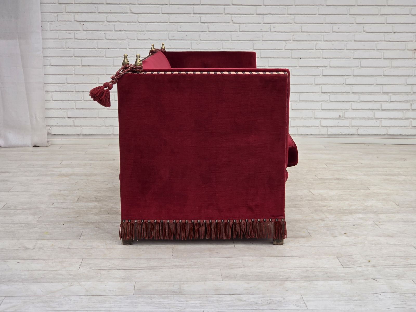photo for sale Jaren 1970, Deense 3-zits "Spanish" sofa met neervallende armleuningen, rood meubelvelours.