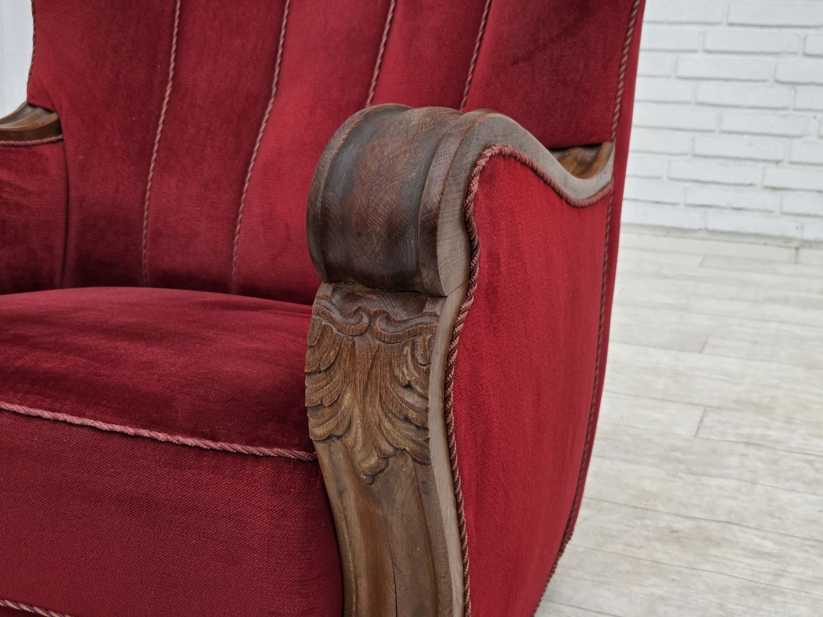 Ca. jaren 1950, Deense relax fauteuil, meubelvelours, gesneden eikenhout. photo 1270.0