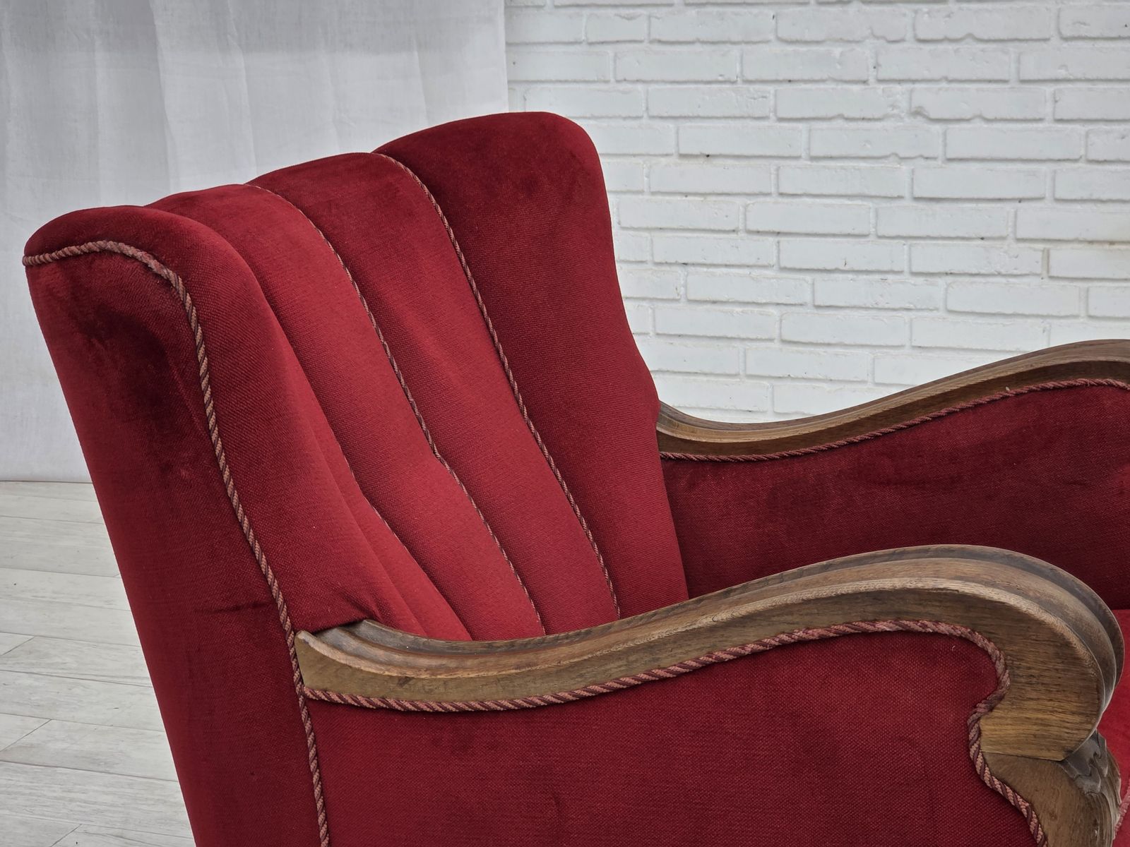Meubels Ca. jaren 1950, Deense relax fauteuil, meubelvelours, gesneden eikenhout. photo