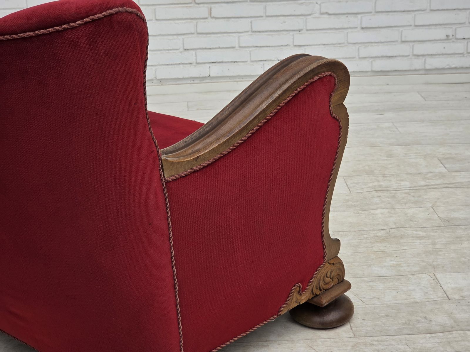 photo vinterior 1950s, Danish Relax Armchair, Furniture Velour, Carved Oak Wood.