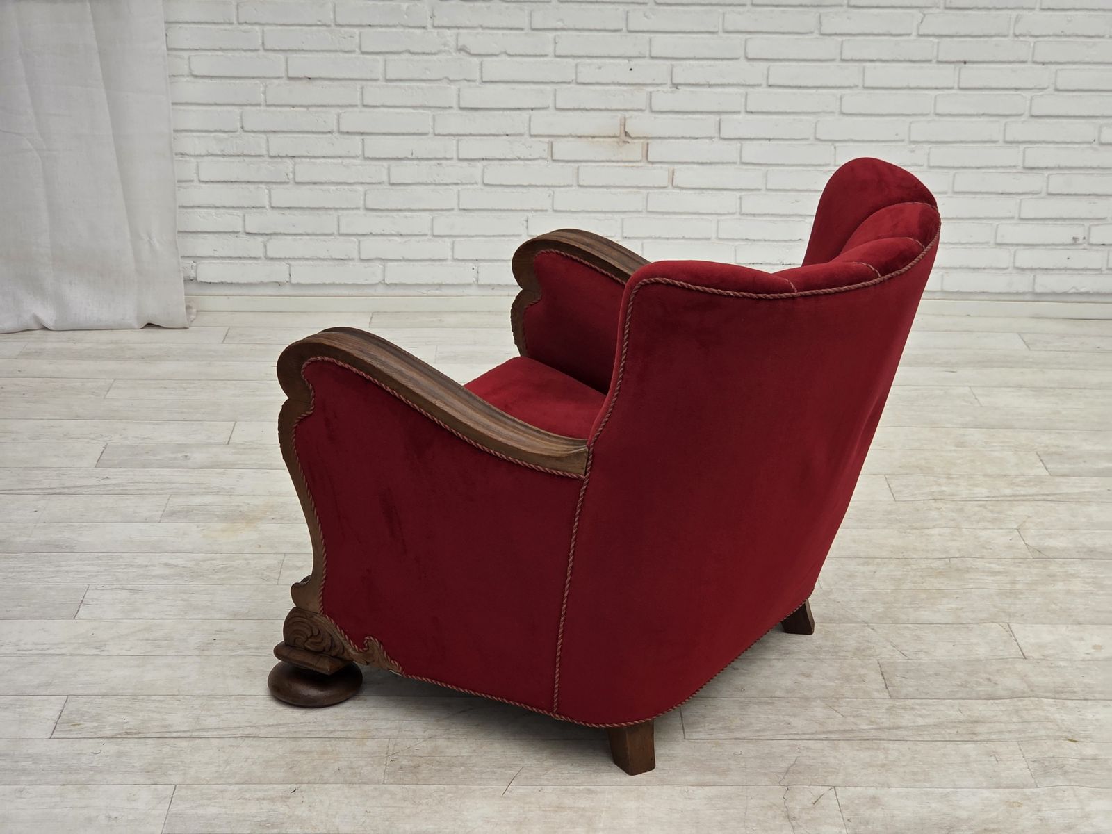 photo vintage Ca. jaren 1950, Deense relax fauteuil, meubelvelours, gesneden eikenhout.