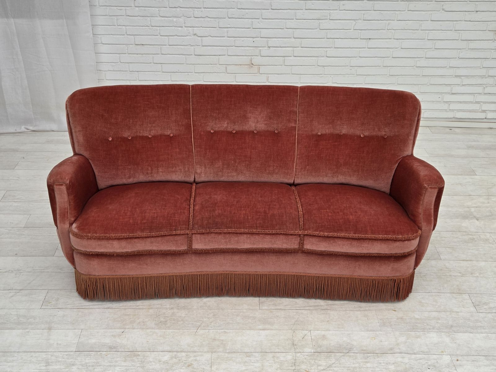 Jaren 1970, 3-zits Deense gebogen bank, roze meubelvelours. photo 2050.0