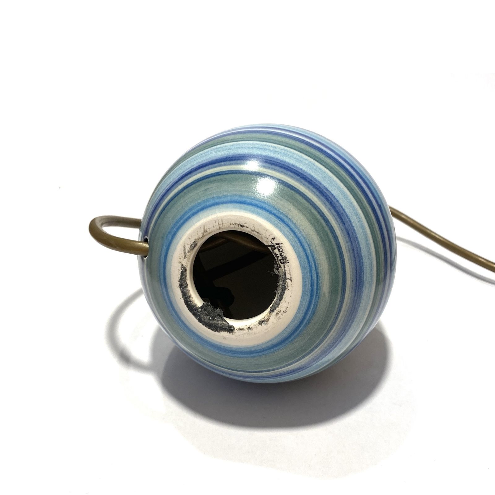 Jersey Pottery handgeschilderde tafellamp met blauwe glasvezellampenkap photo Verlichting