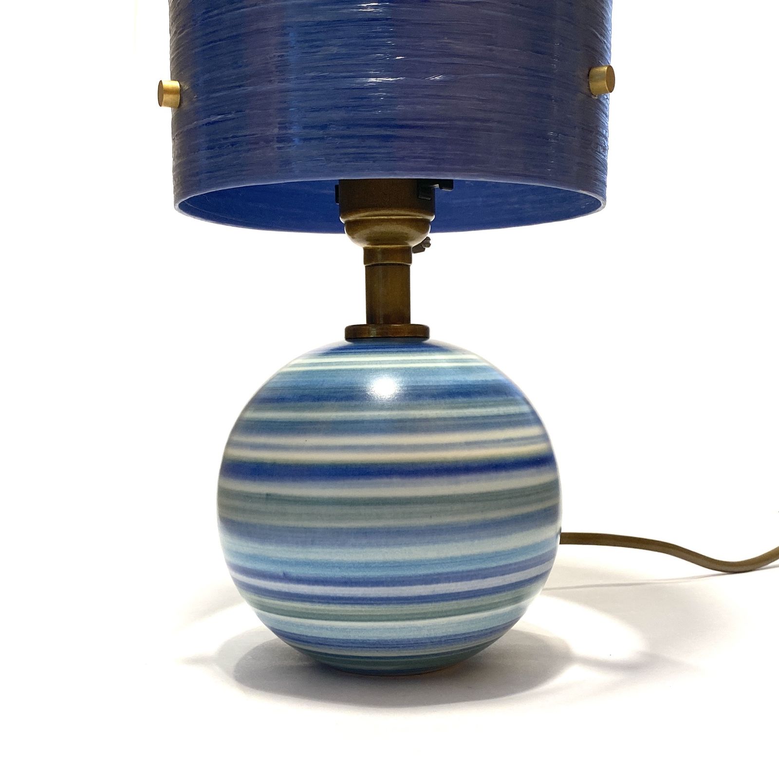 Jersey Pottery handgeschilderde tafellamp met blauwe glasvezellampenkap photo buy
