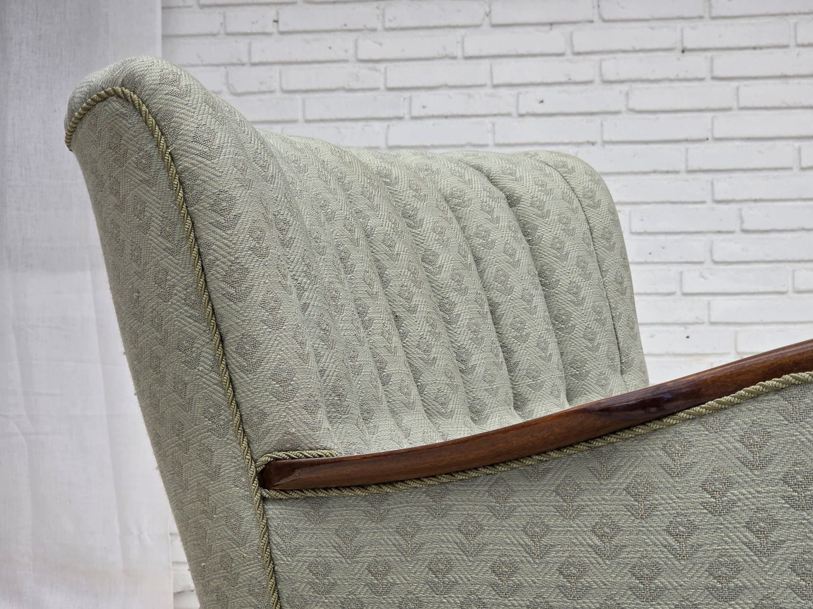 Ca. jaren 1960, Deense fauteuil, lichtblauwe meubelstof, beukenhout. photo 990.0