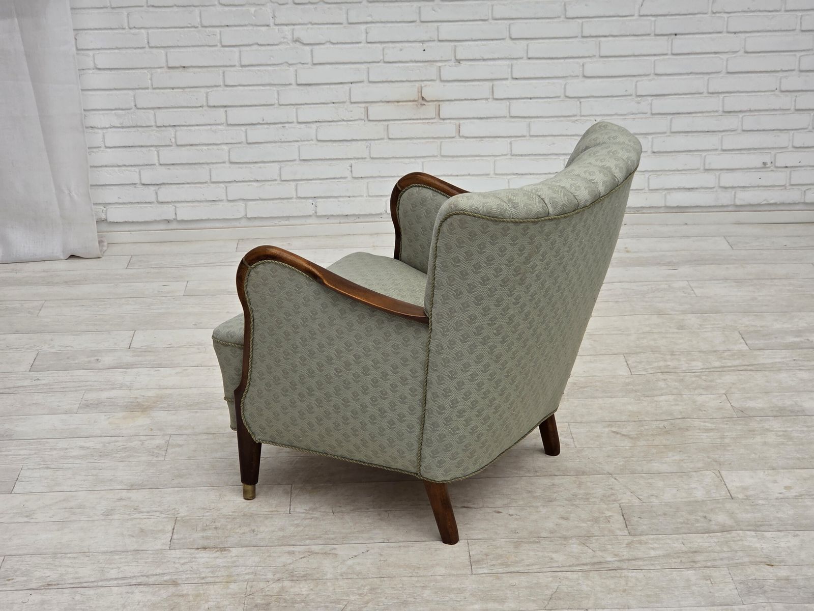 photo vinterior Ca. jaren 1960, Deense fauteuil, lichtblauwe meubelstof, beukenhout.