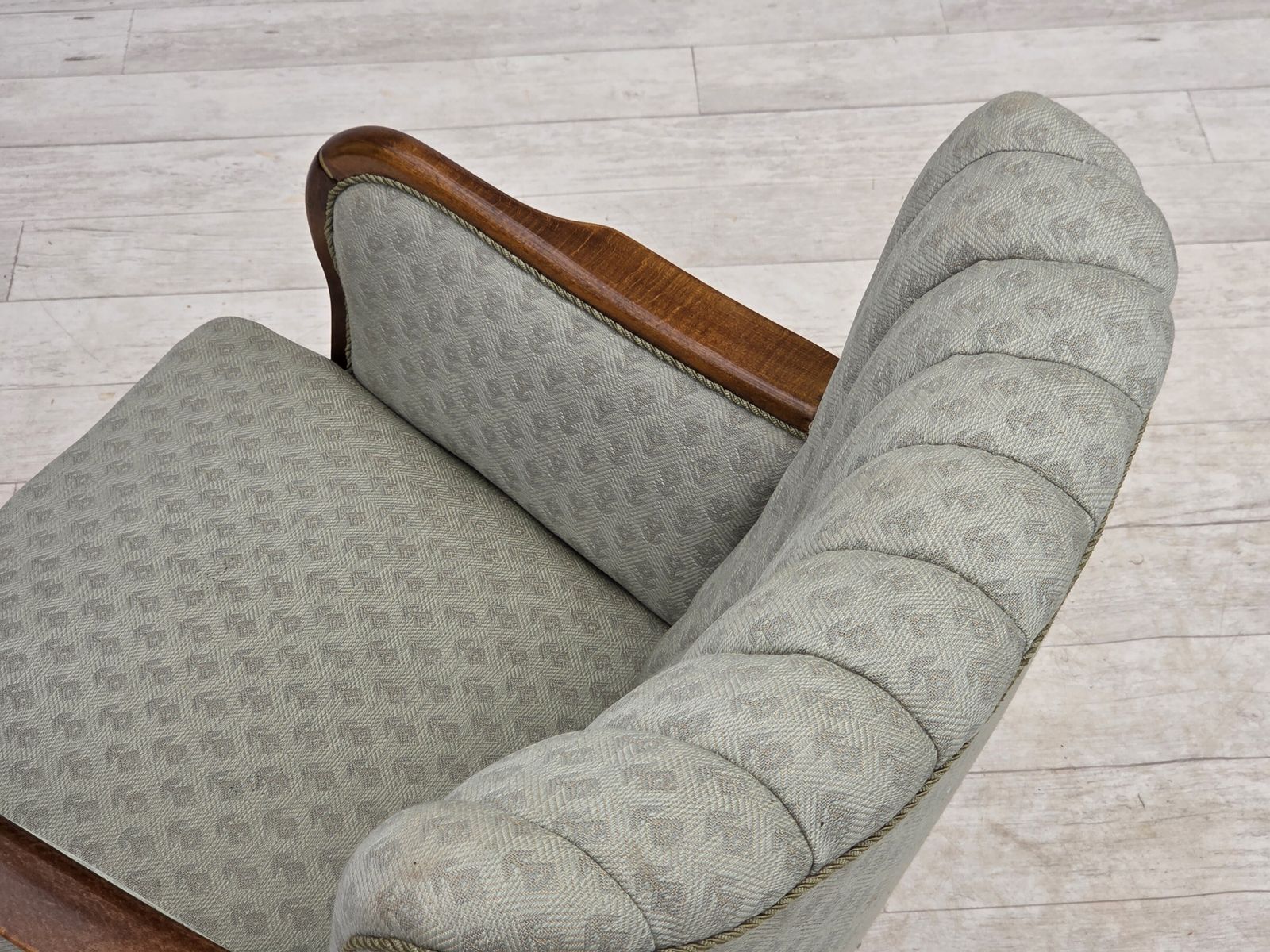 photo buy Ca. jaren 1960, Deense fauteuil, lichtblauwe meubelstof, beukenhout.