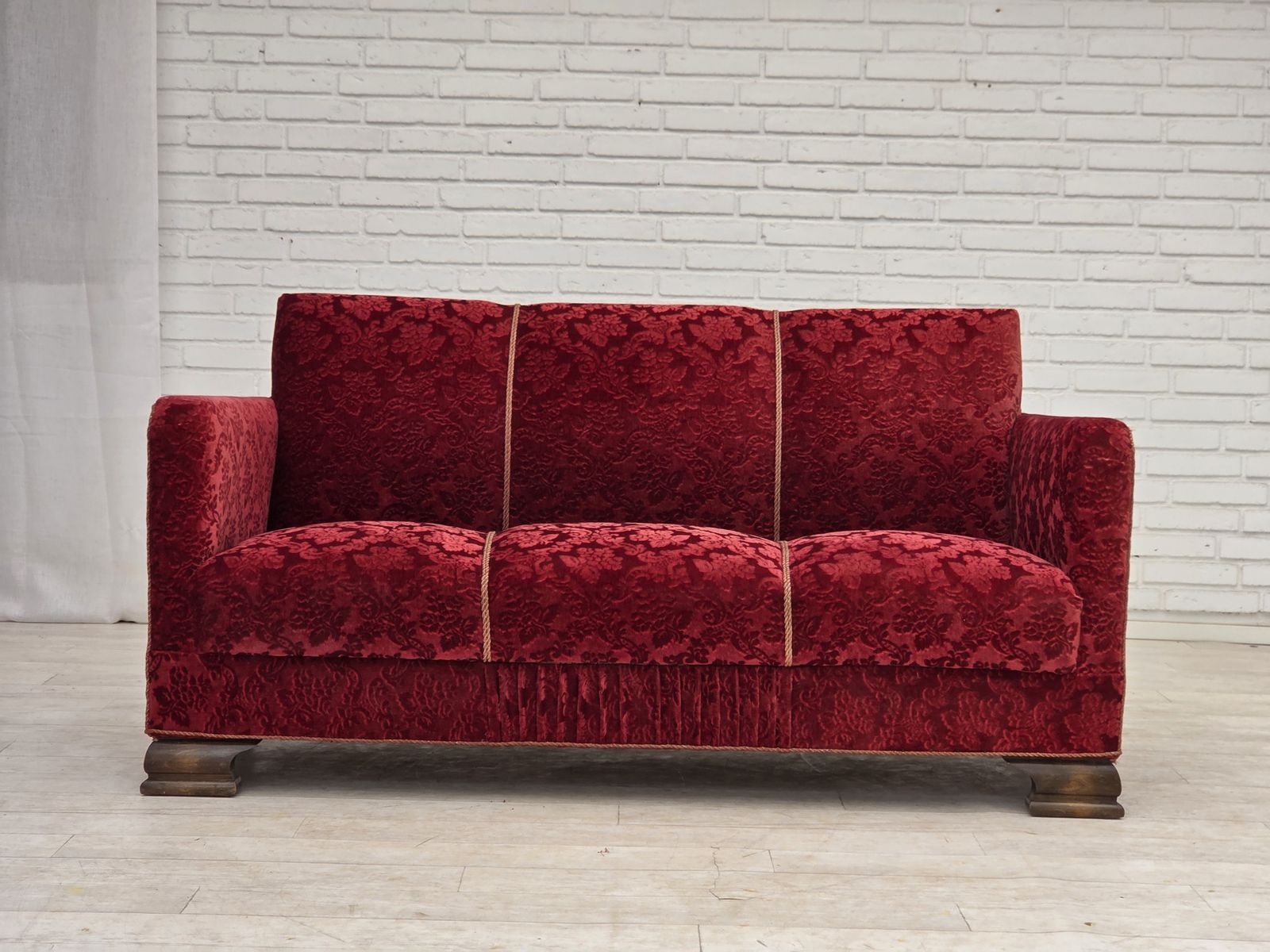 Jaren 1950, Deense 3-zitsbank, meubelvelours, eikenhout. photo furniture