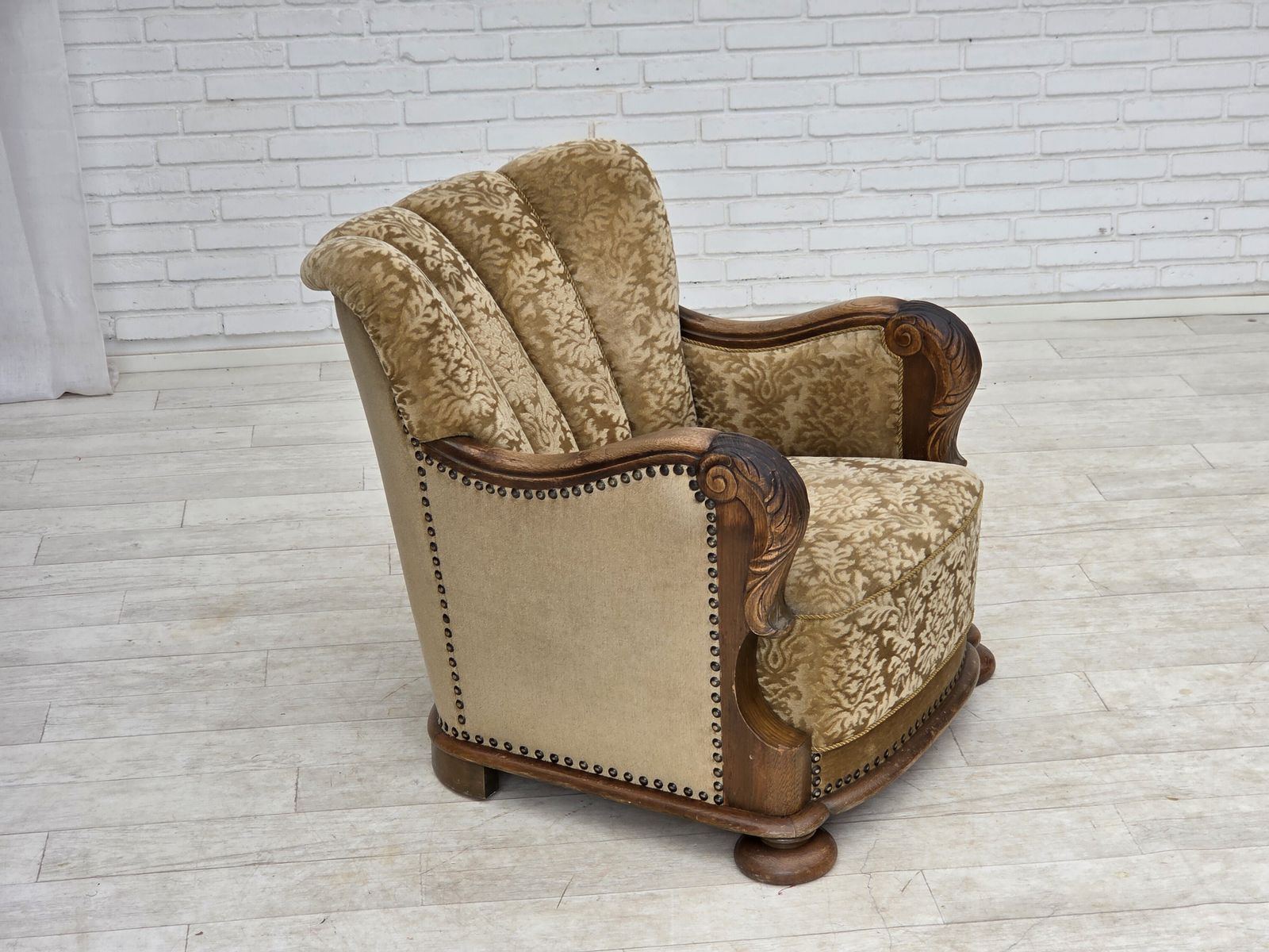 Ca. jaren 1950, Deense relax fauteuil, meubelvelours, gesneden eikenhout. photo furniture