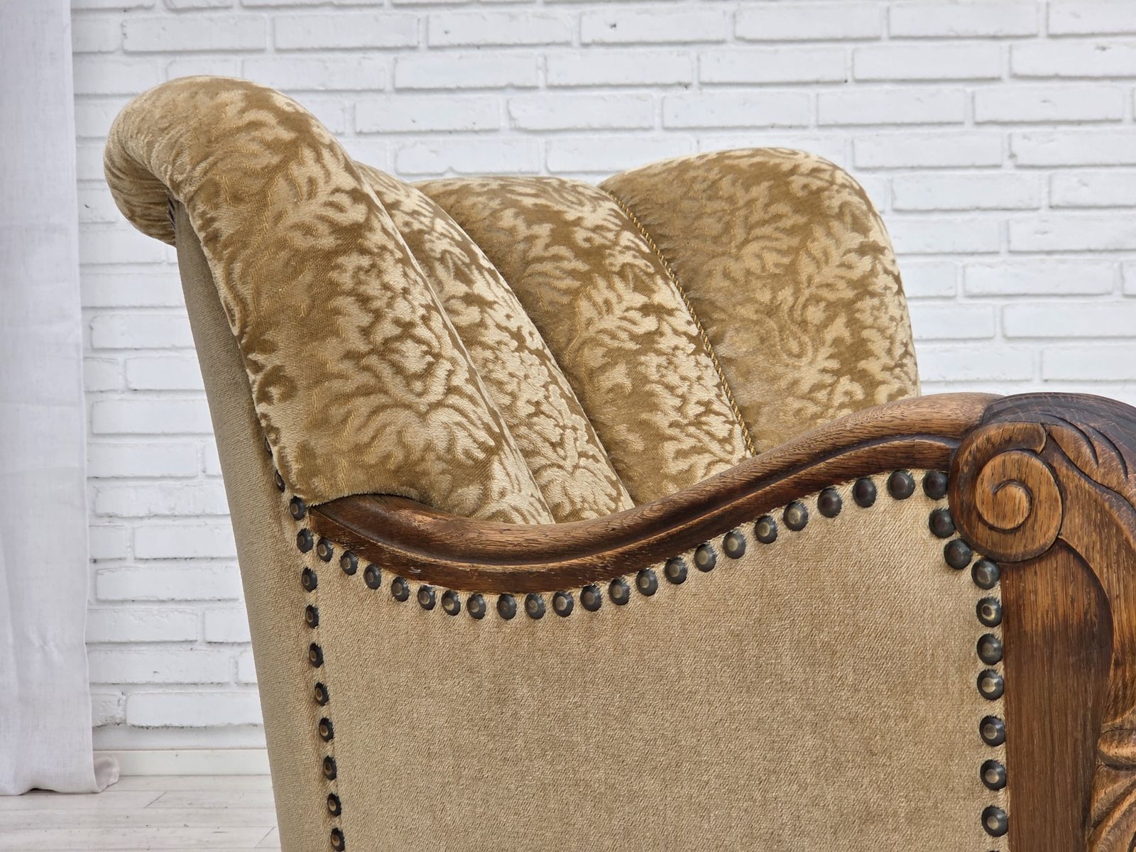 Ca. jaren 1950, Deense relax fauteuil, meubelvelours, gesneden eikenhout. photo Meubels