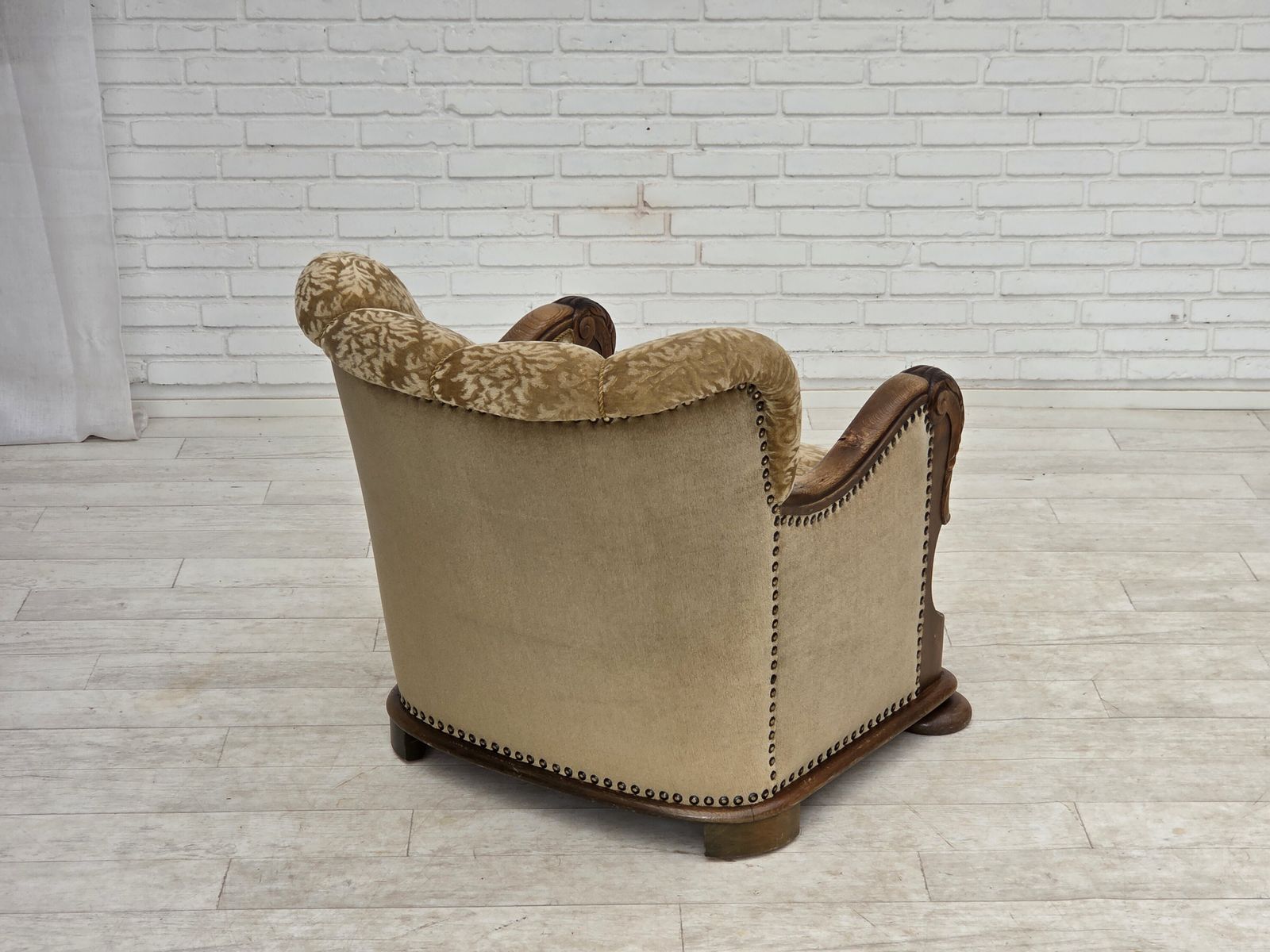 photo buy Ca. jaren 1950, Deense relax fauteuil, meubelvelours, gesneden eikenhout.