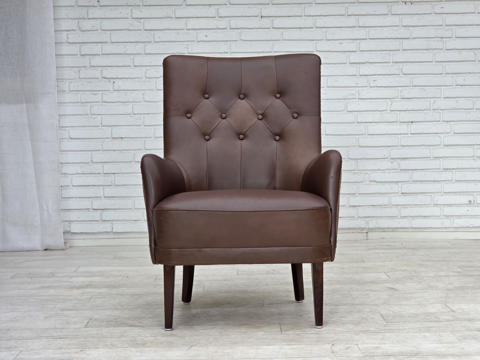 photo furniture Ca. jaren 1970, Deense fauteuil, bruin meubelleer.