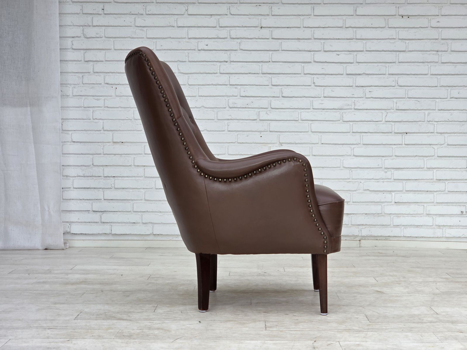 Meubels Ca. jaren 1970, Deense fauteuil, bruin meubelleer. photo