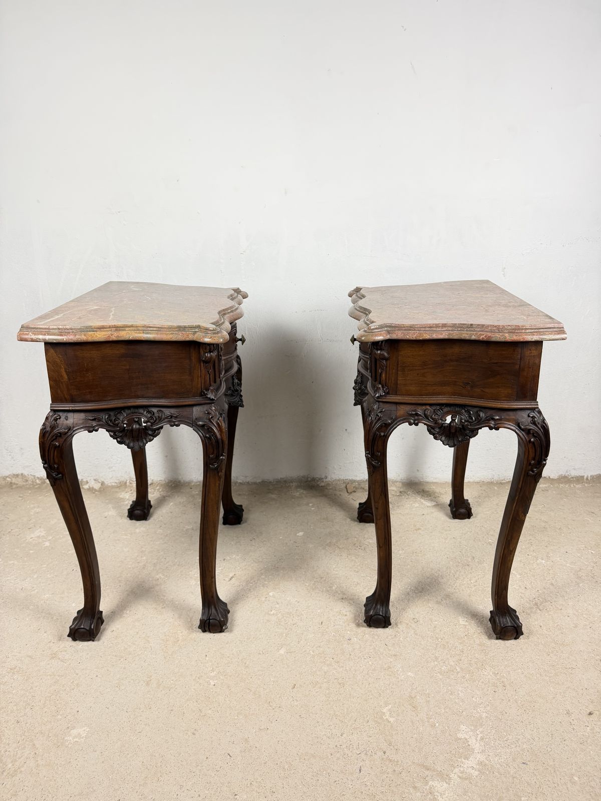 photo vinterior Pair Of French Louis XV Style Nightstands With Marble Tops