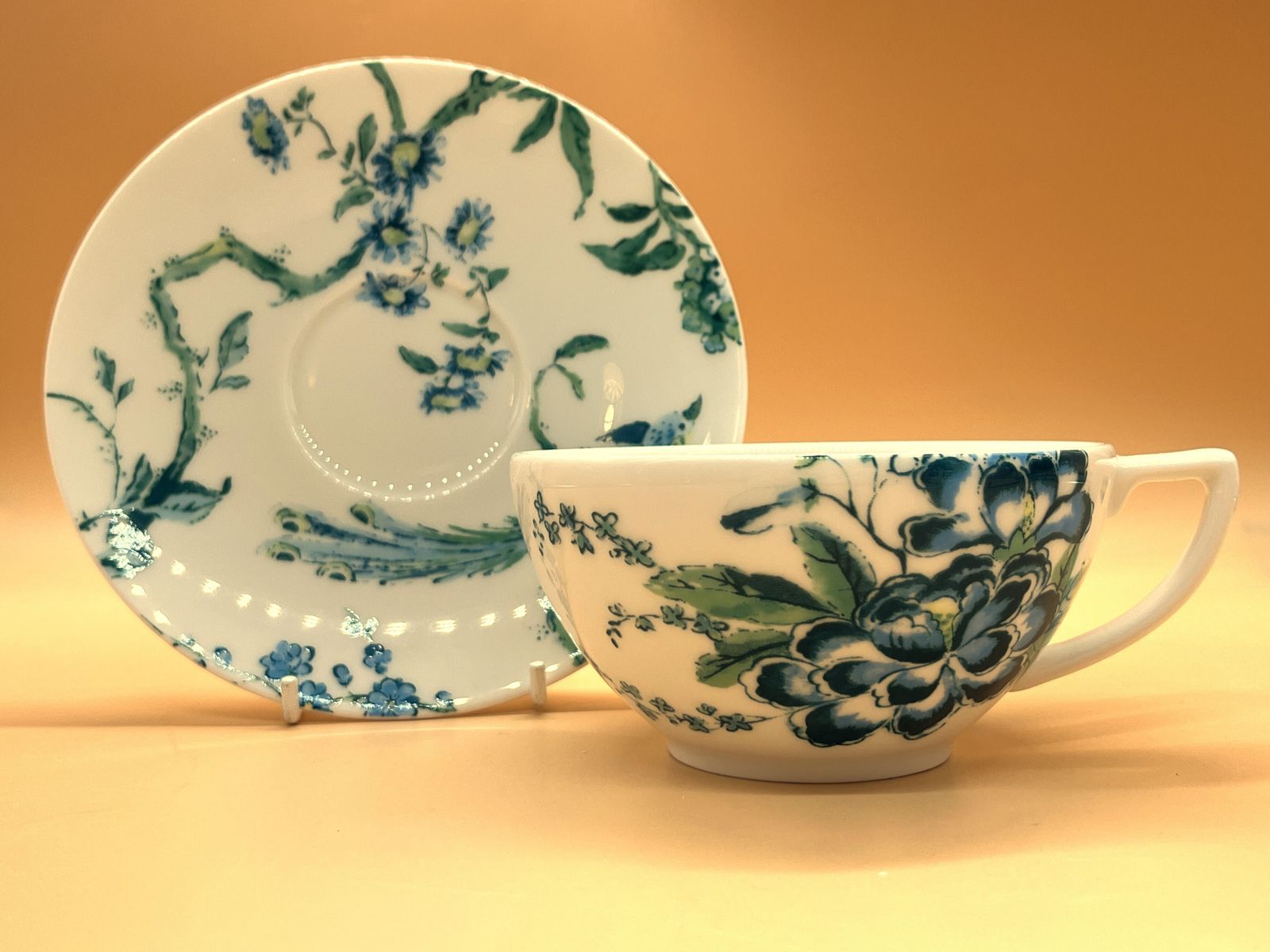 Wedgwood China Chinoiserie White Jasper Conran Design Grote Ontbijt Theekop en Schotel Duo. photo furniture