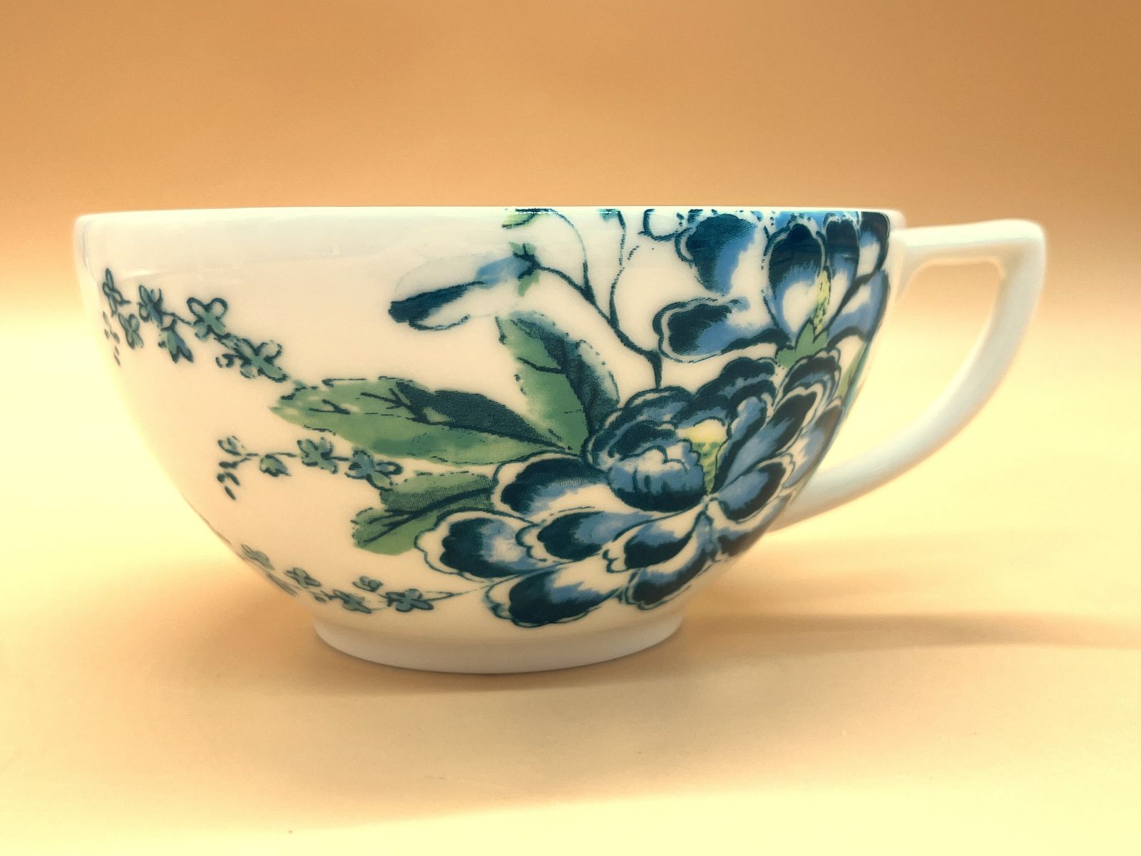 Wedgwood China Chinoiserie White Jasper Conran Design Grote Ontbijt Theekop en Schotel Duo. photo vinterior