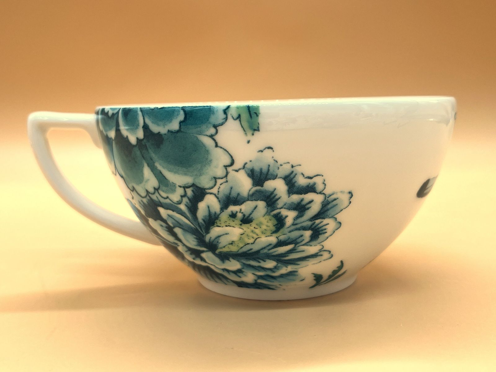 Tasse à thé et soucoupe Wedgwood China Chinoiserie Jasper Conran, grand modèle petit-déjeuner, en jaspe blanc. photo vintage