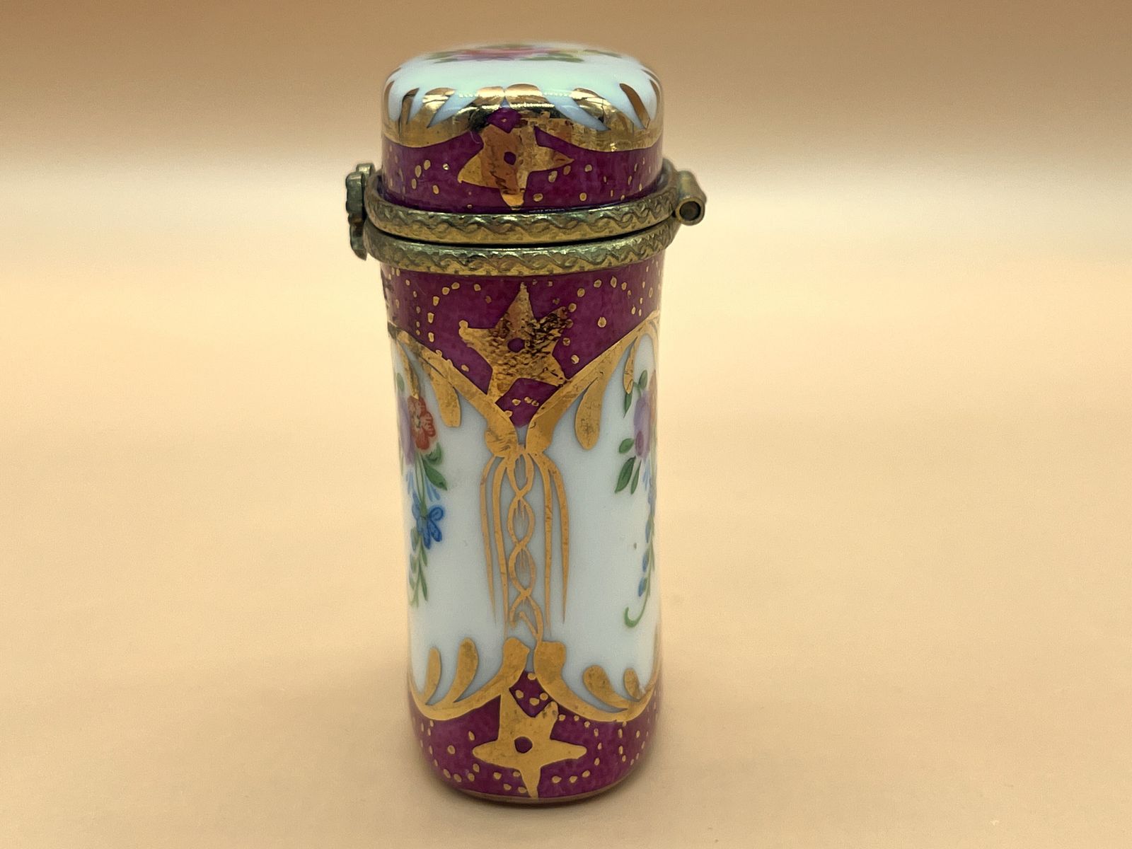 Limoges Porcelain France handgeschilderd sieradendoosje met sluitingsklem. photo Woonaccessoires