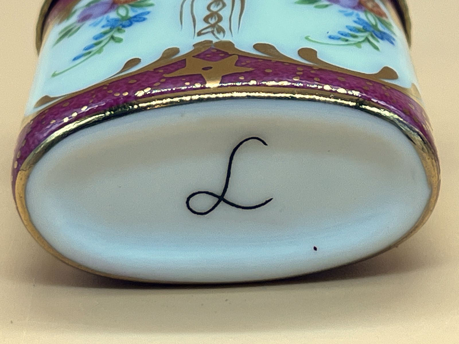 Limoges Porcelain France handgeschilderd sieradendoosje met sluitingsklem. photo buy