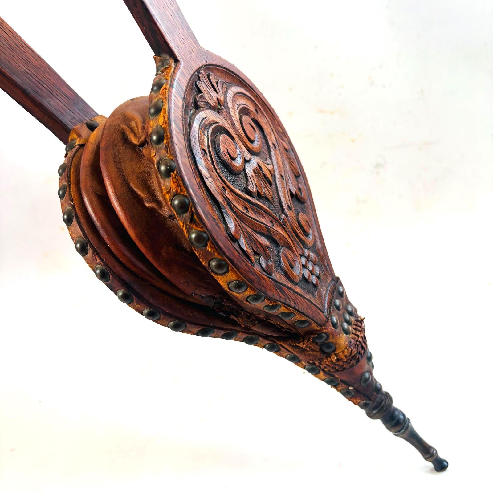 345.0 Soufflet de cheminée en chêne sculpté et cuir, Arts & Crafts, 1890, dans le style de Arthur Simpson Of Kendal photo