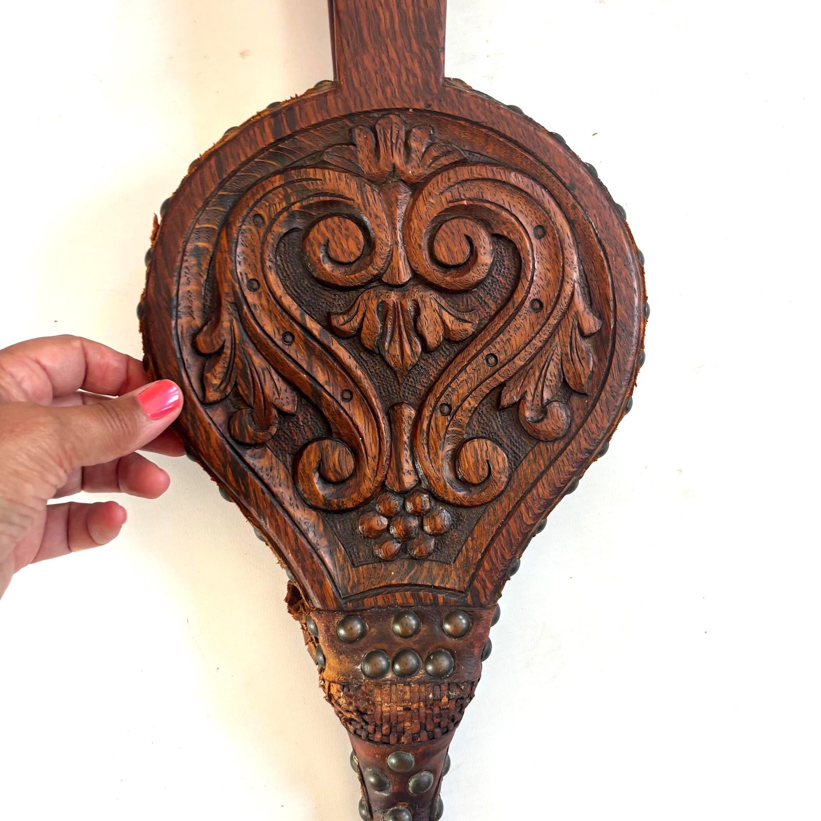 photo buy Soufflet de cheminée en chêne sculpté et cuir, Arts & Crafts, 1890, dans le style de Arthur Simpson Of Kendal