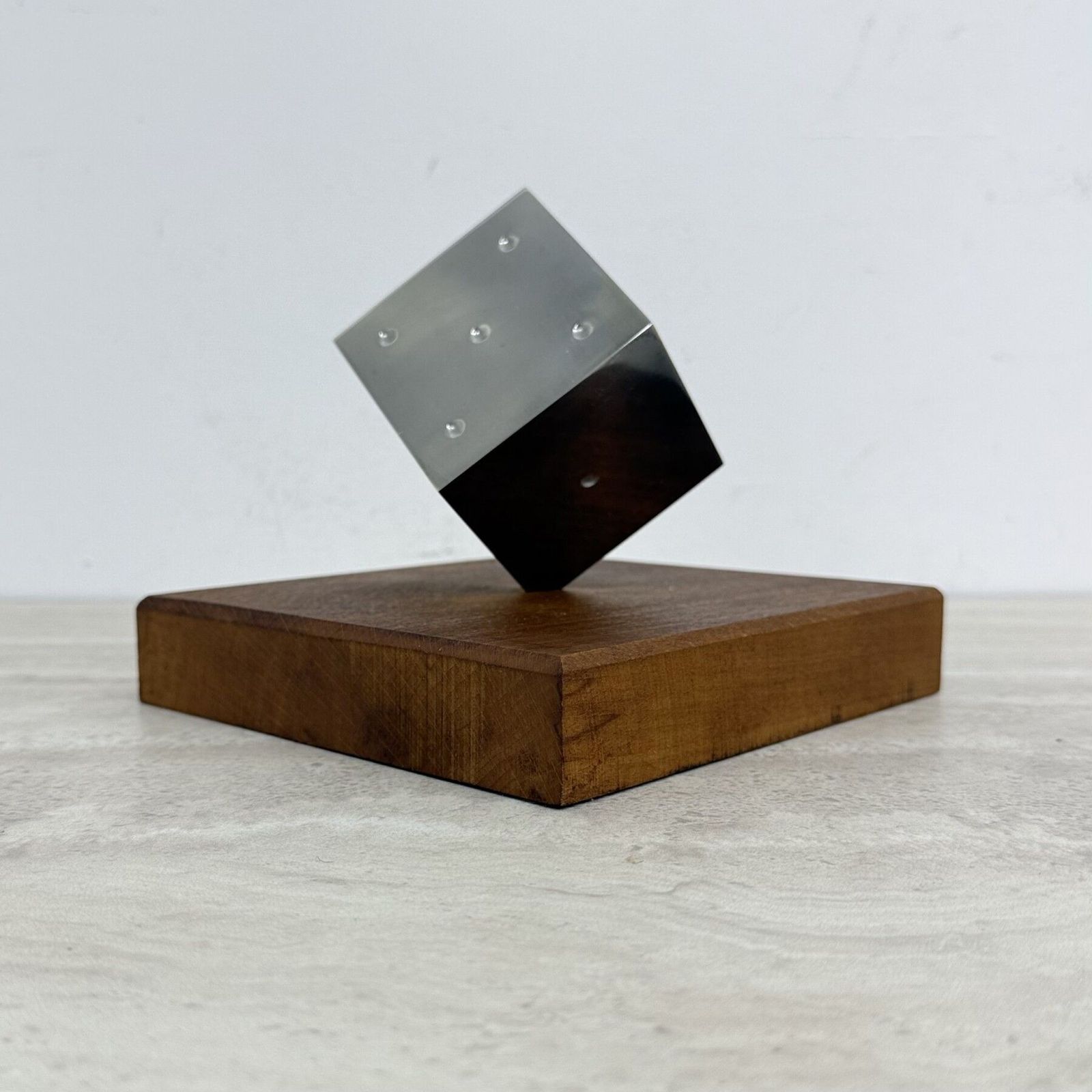 Mid-Century metalen dobbelsteensculptuur met houten voet, jaren 1970 photo vinterior