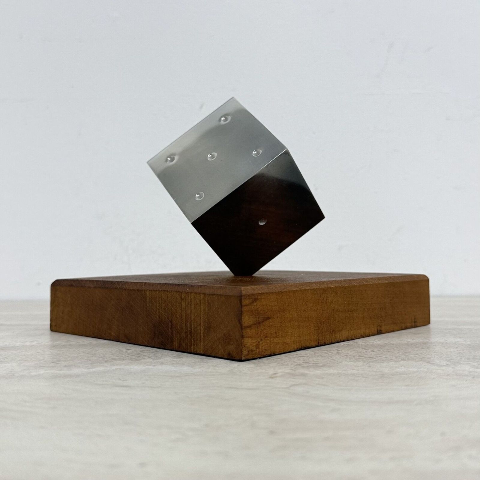 Mid-Century metalen dobbelsteensculptuur met houten voet, jaren 1970 photo buy