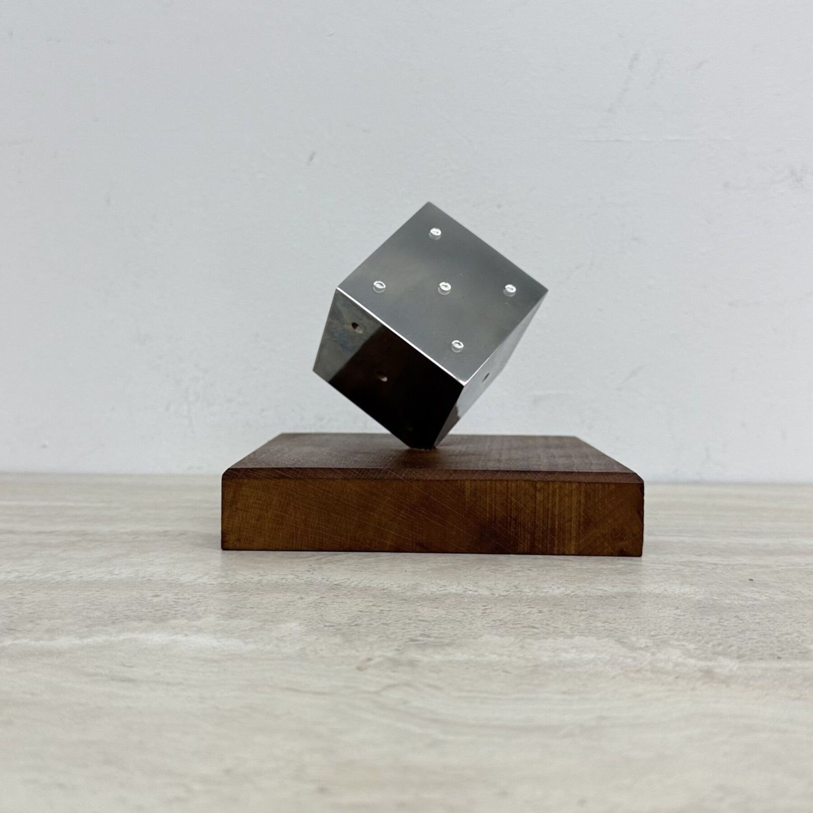 Art Sculpture mid-century en métal représentant un dé, socle en bois, années 1970 photo