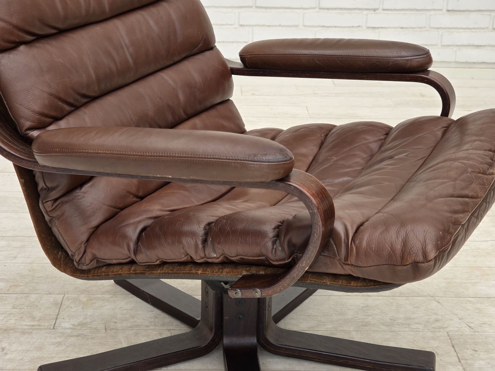 Deense draaifauteuil van Georg Thams, ca. jaren 1970, bruin meubeleer. photo for sale