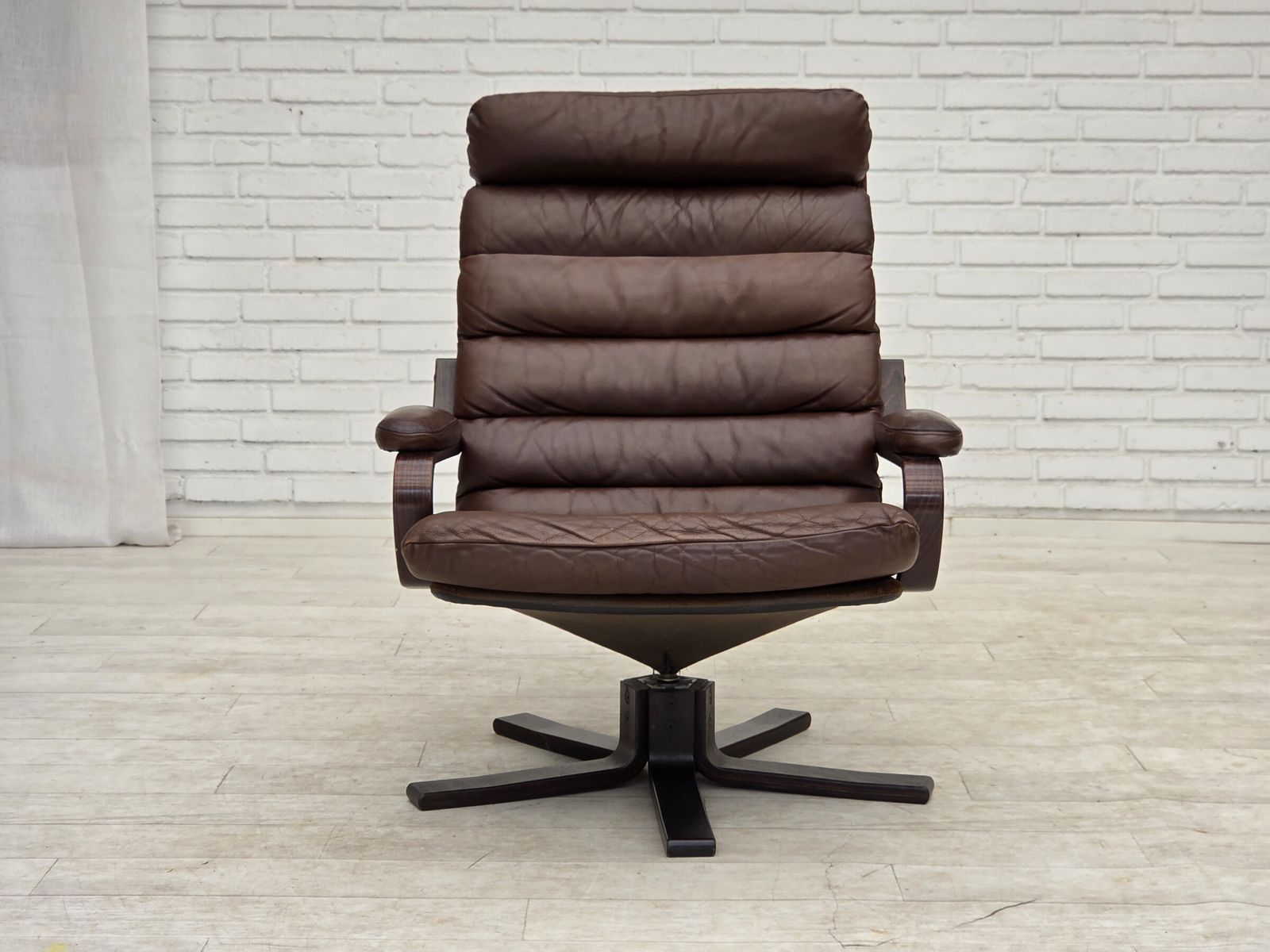 Deense draaifauteuil van Georg Thams, ca. jaren 1970, bruin meubeleer. photo vinterior