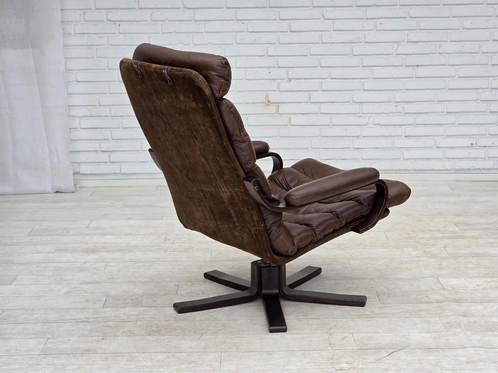 Meubels Deense draaifauteuil van Georg Thams, ca. jaren 1970, bruin meubeleer. photo