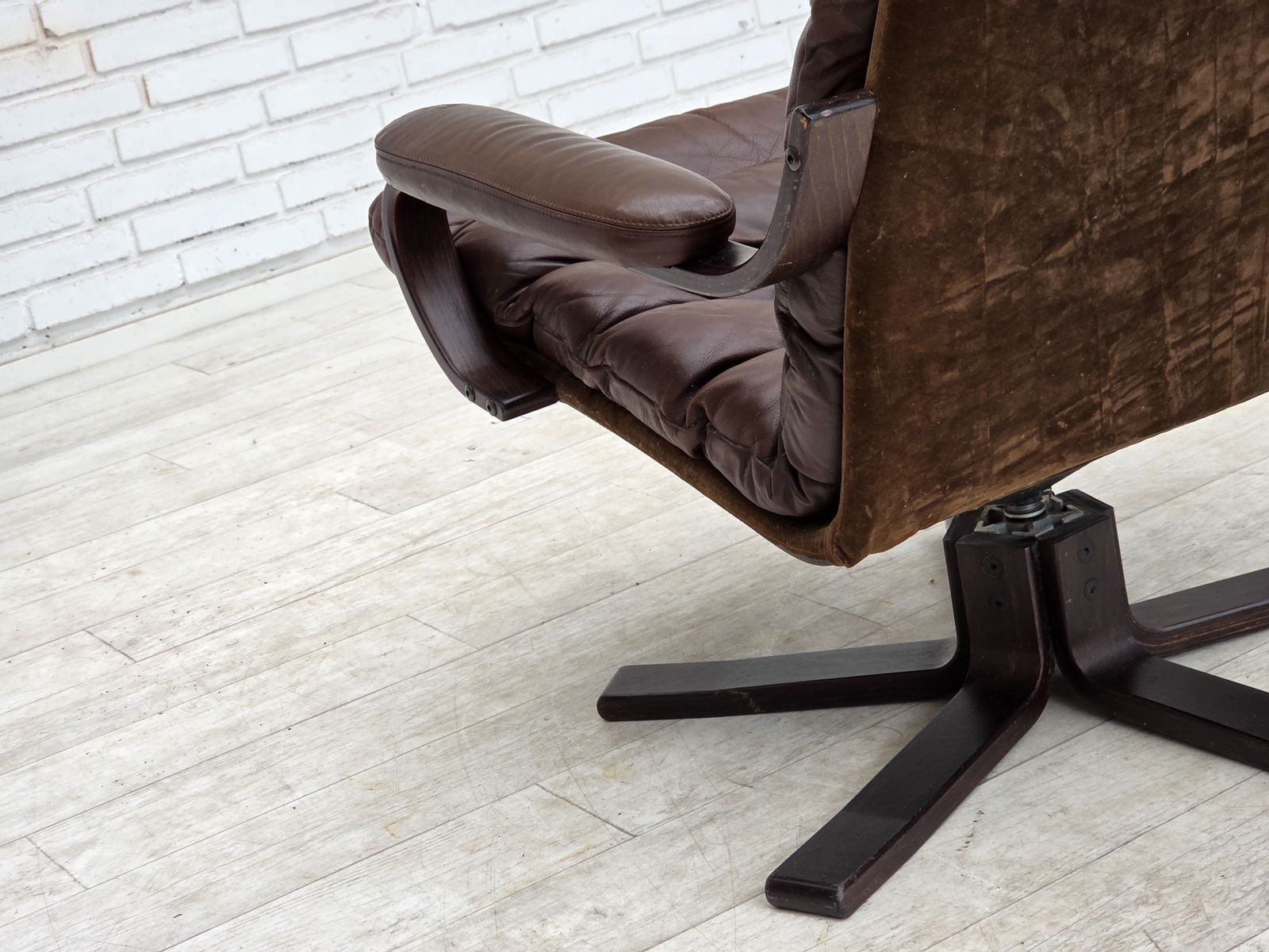 photo buy Deense draaifauteuil van Georg Thams, ca. jaren 1970, bruin meubeleer.