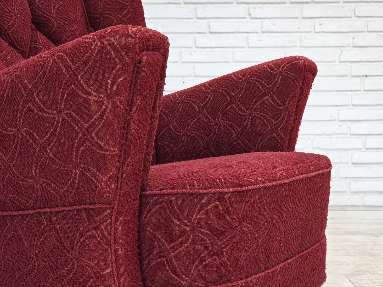 Ca. jaren 1960, Deense fauteuil, rode meubelstof. photo Meubels