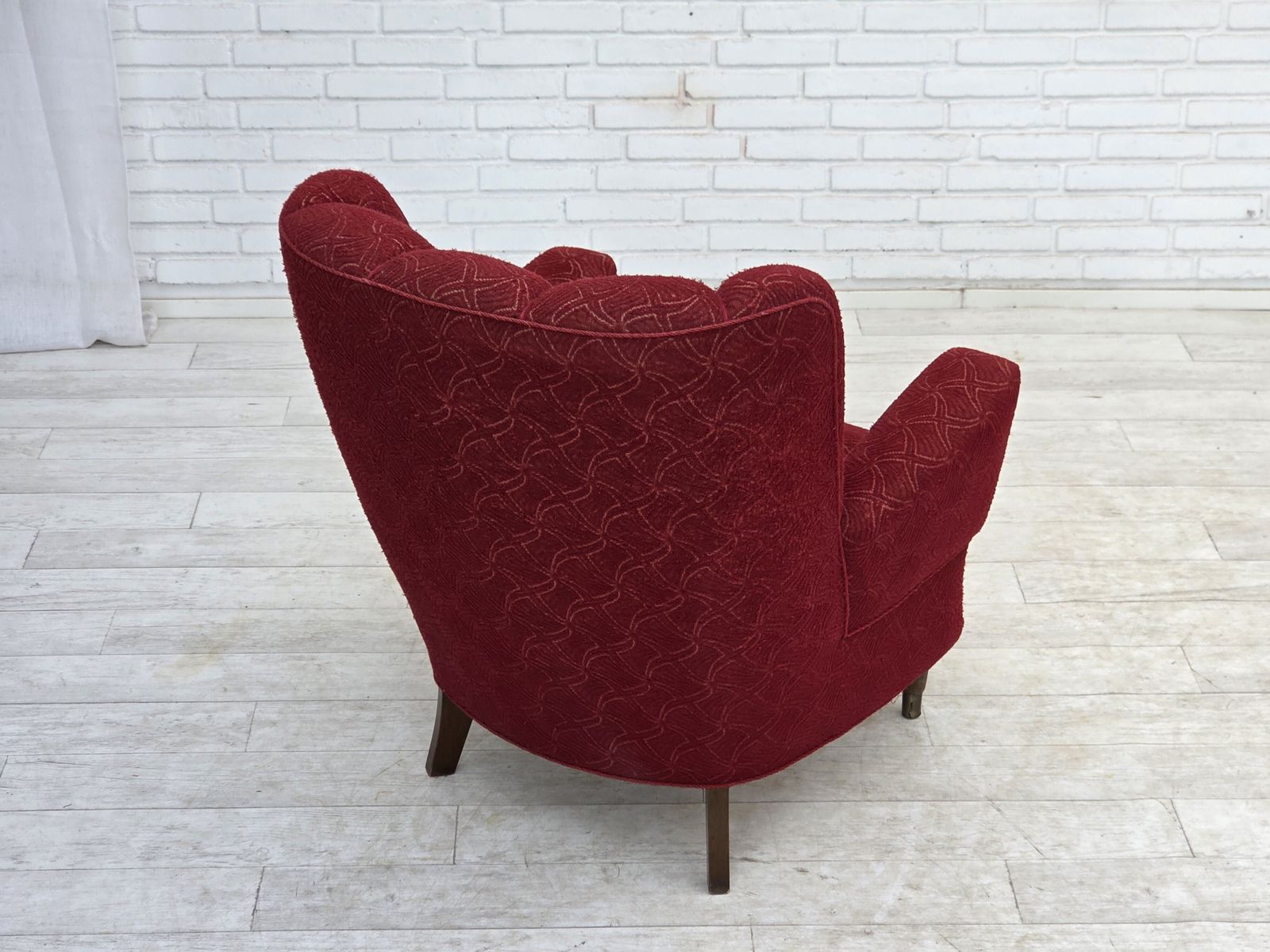 1170.0 Ca. jaren 1960, Deense fauteuil, rode meubelstof. photo