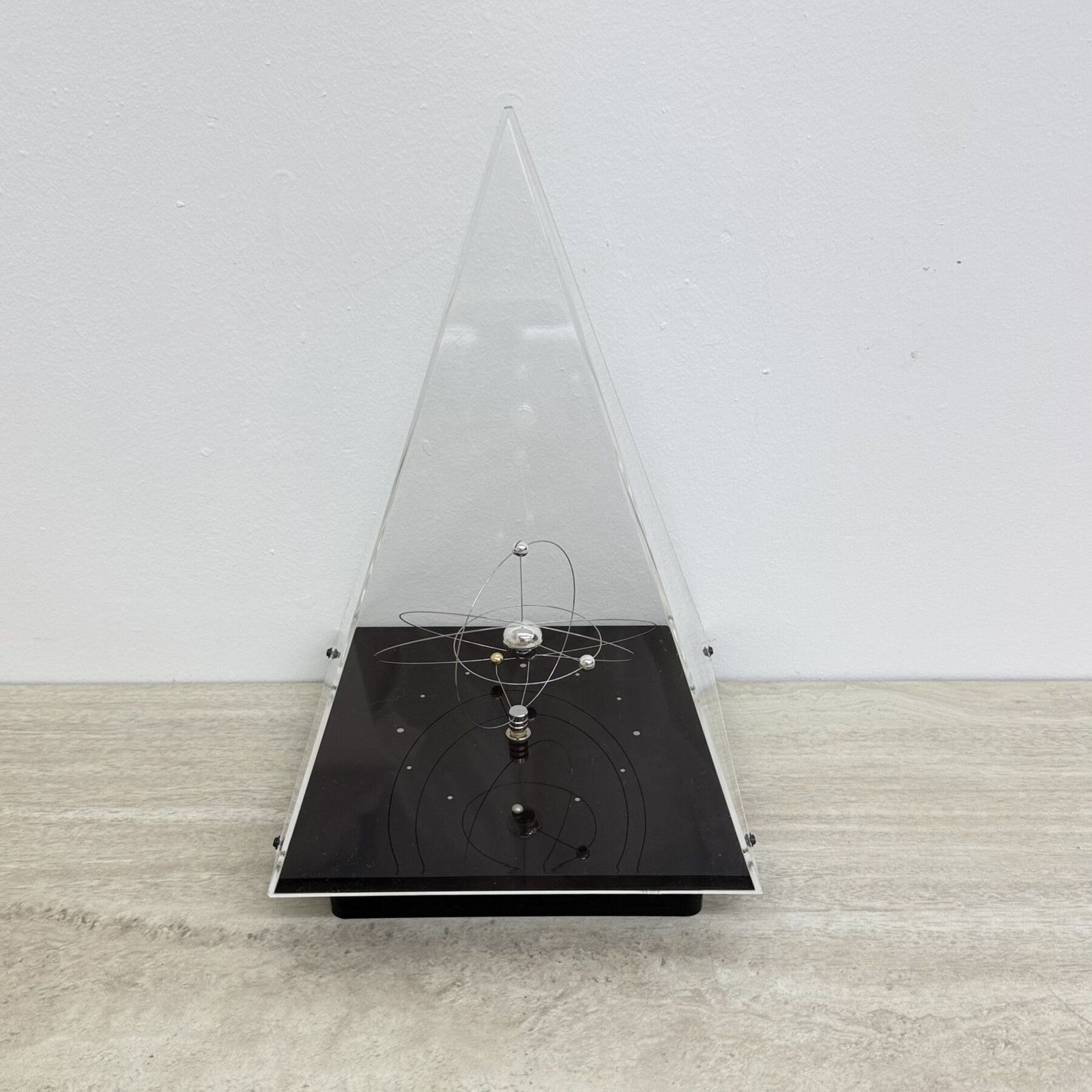 photo furniture Jeco Planetary Orbit Solar System bureauklok, jaren 1980, Japan