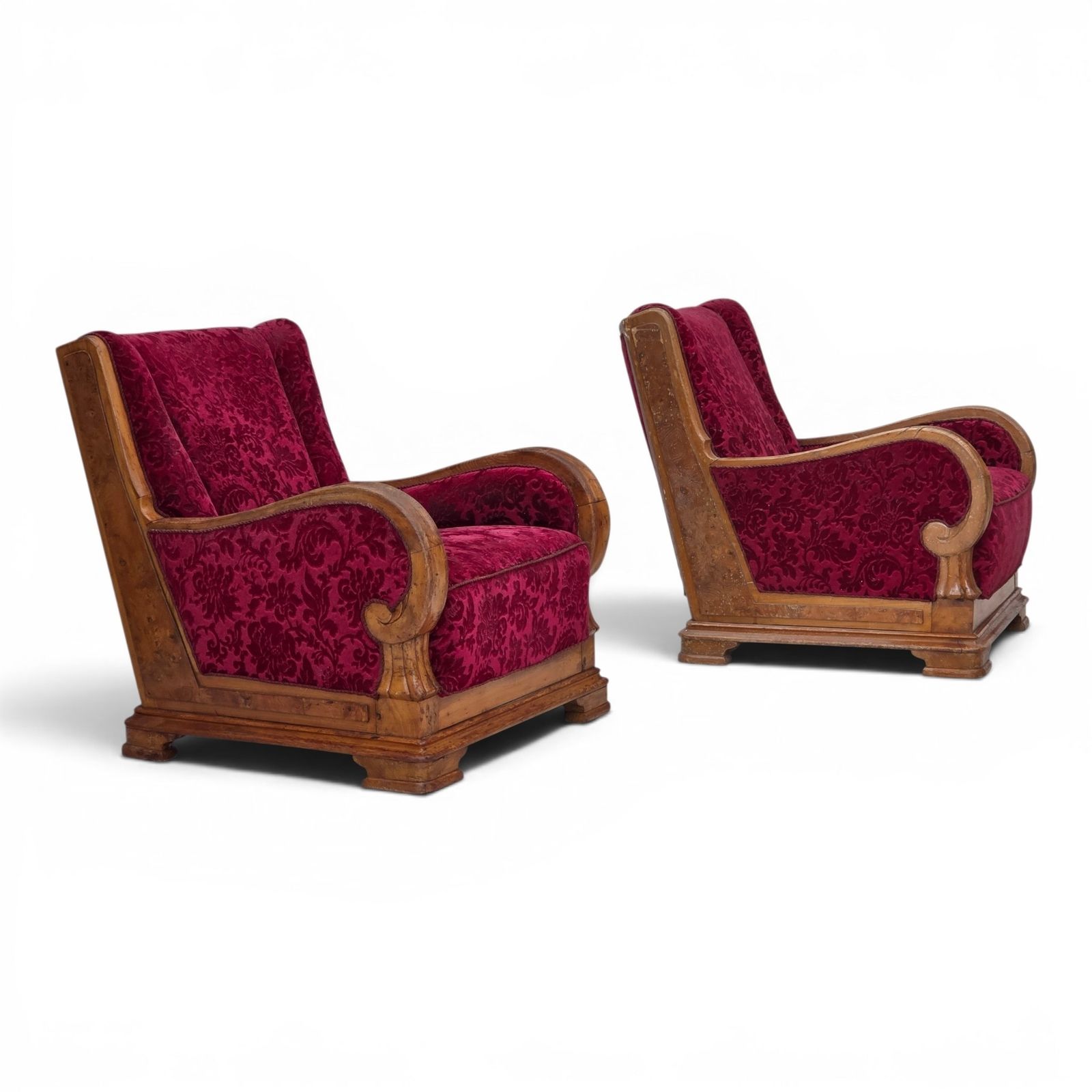 Jaren 1950, Deense relaxfauteuil, rood meubelvelours, eikenhout.