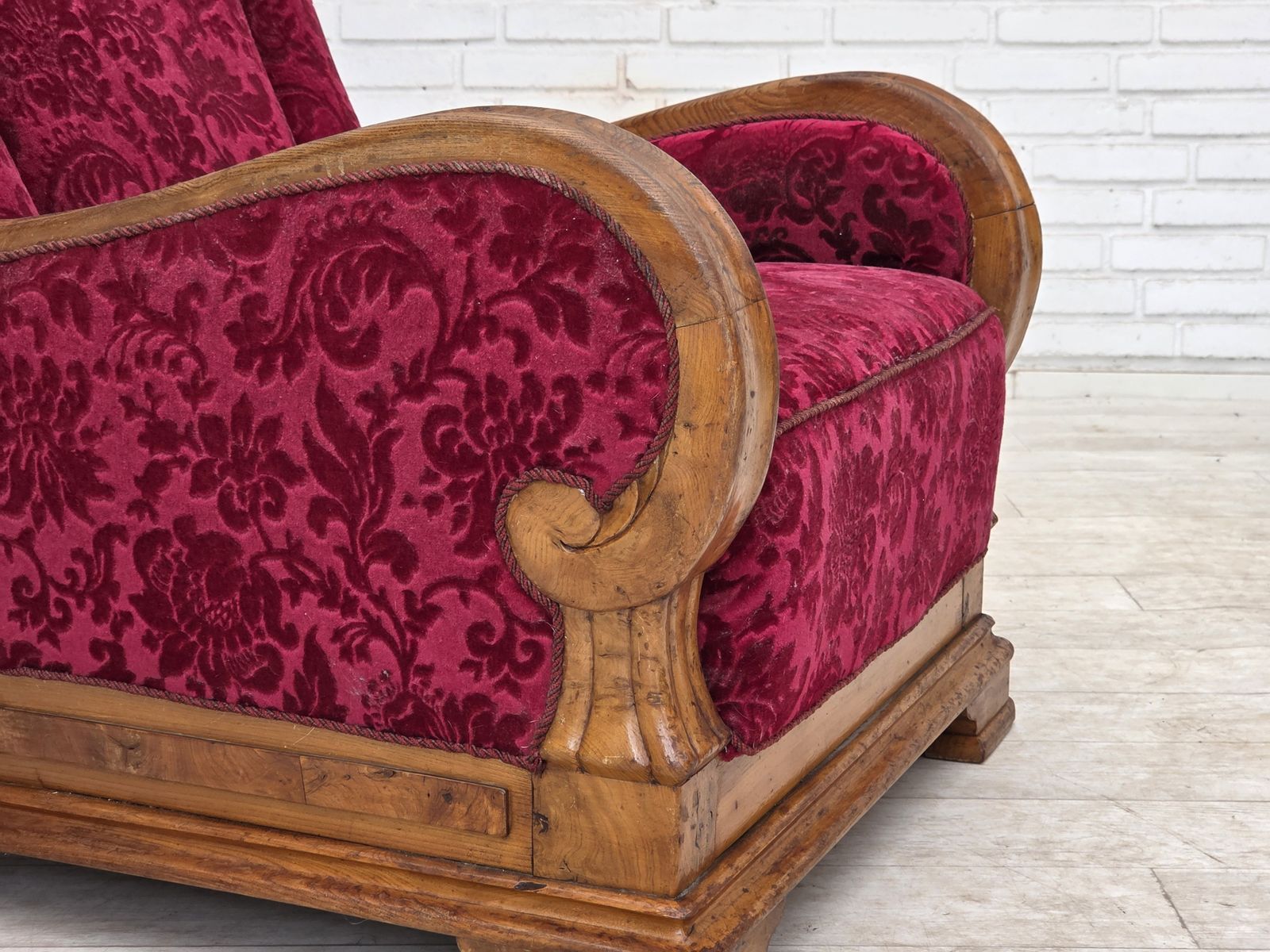 Jaren 1950, Deense relaxfauteuil, rood meubelvelours, eikenhout. photo for sale