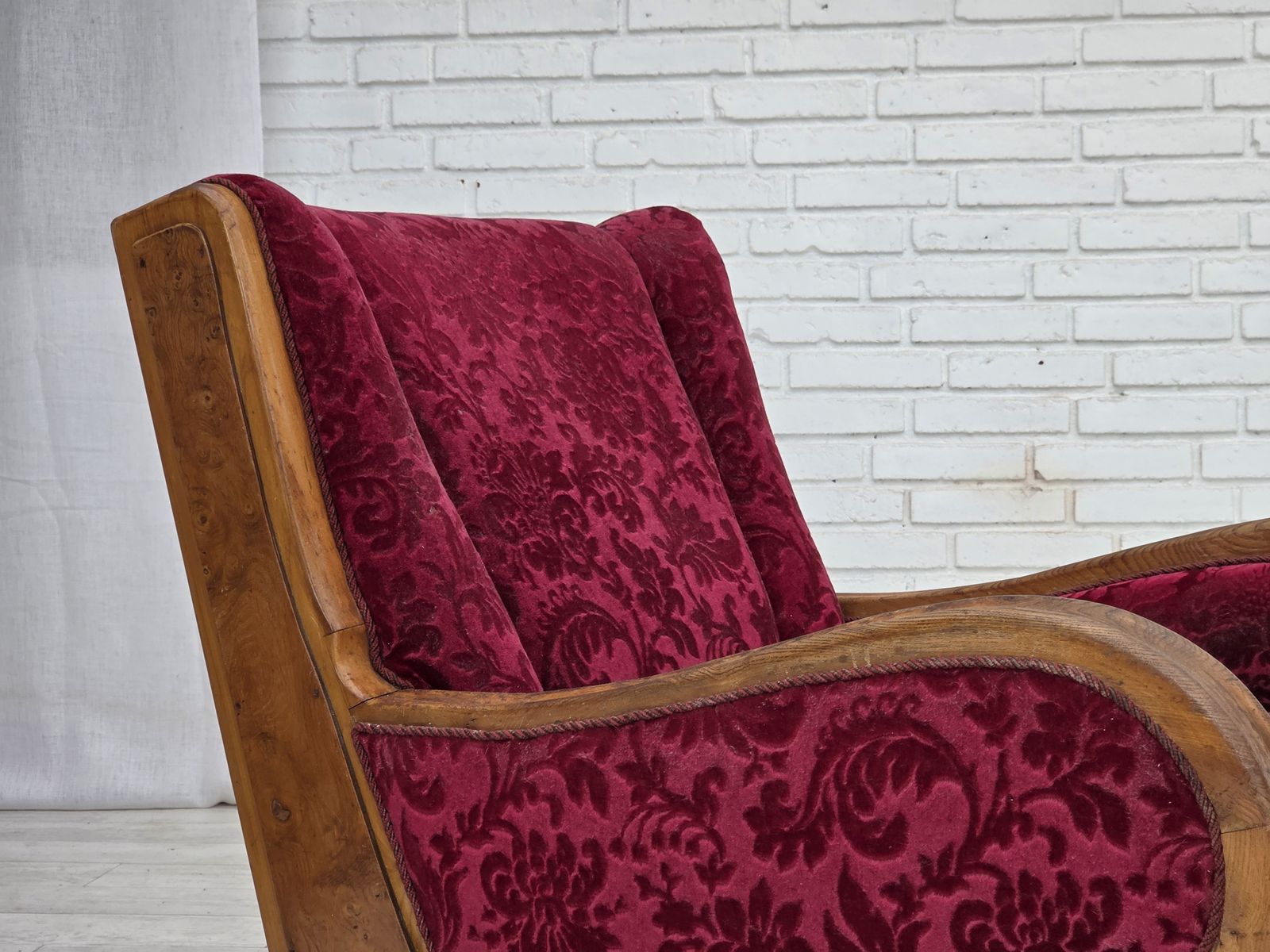 Jaren 1950, Deense relaxfauteuil, rood meubelvelours, eikenhout. photo 1190.0