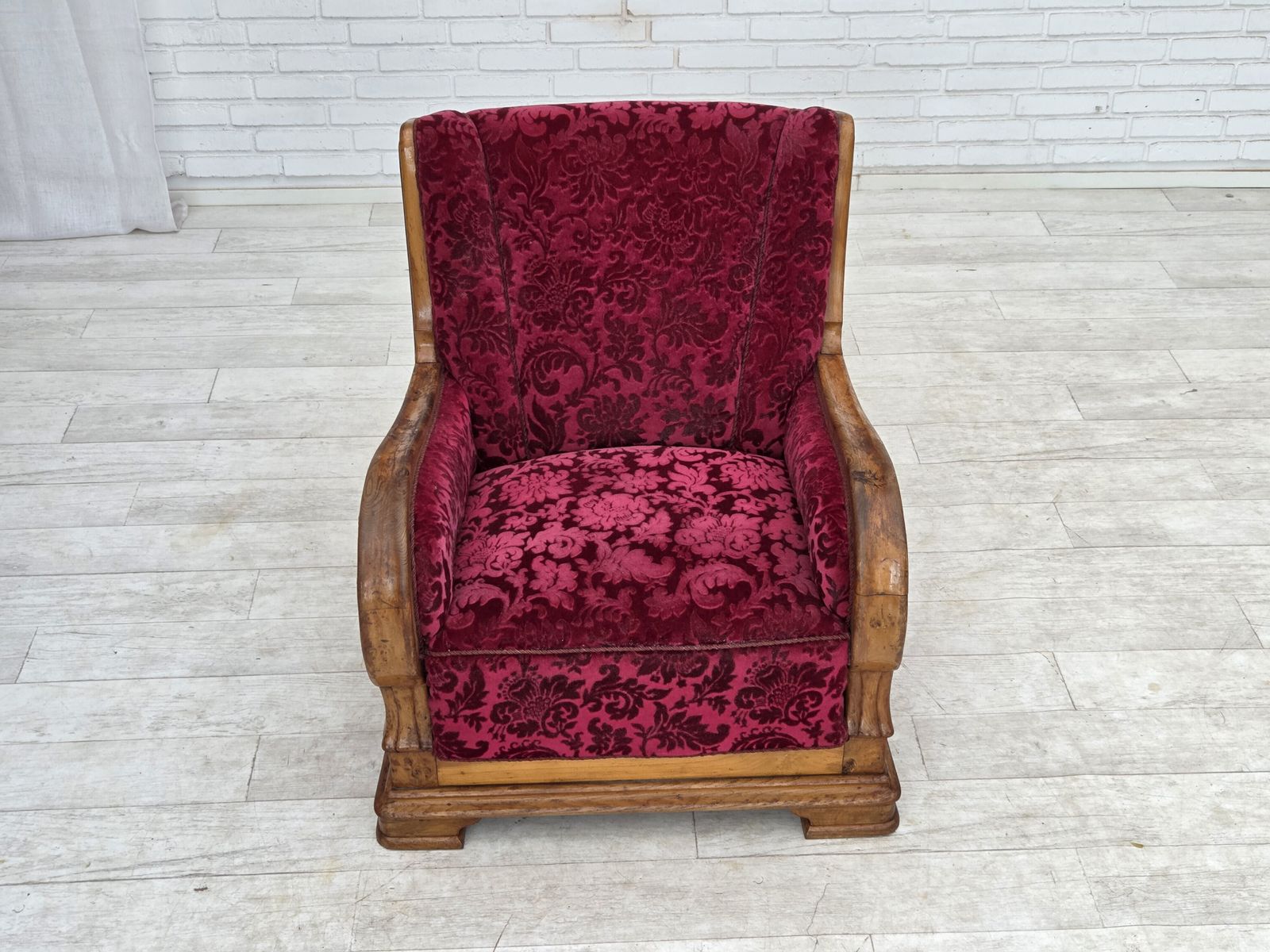photo for sale Jaren 1950, Deense relaxfauteuil, rood meubelvelours, eikenhout.